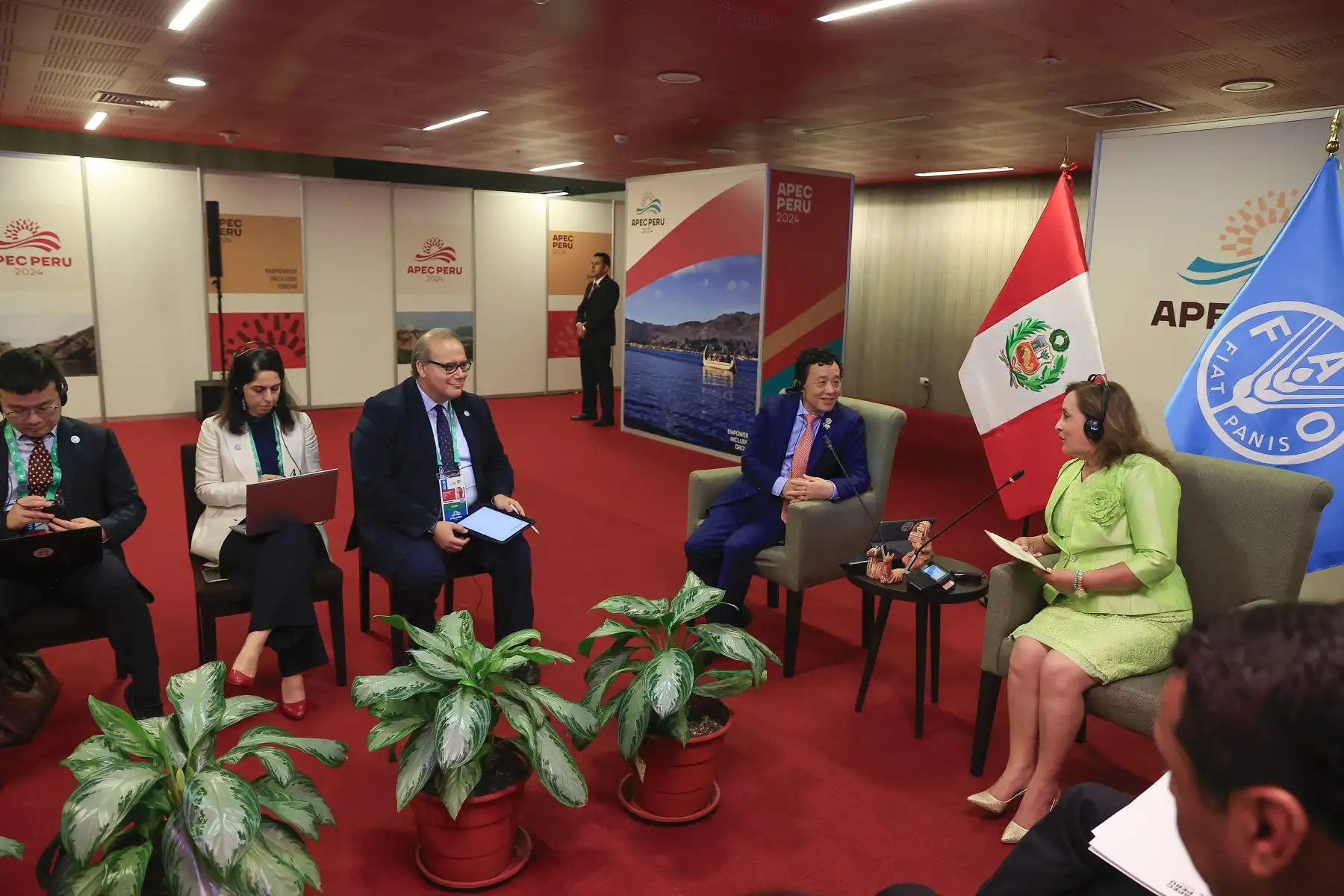 La líder de la economía peruana, Dina Ercilia Boluarte Zegarra sostuvo una reunión con el director general de la Organización de las Naciones Unidas para la Alimentación y la Agricultura, Sr. QU Dongyu a quien expresó su agradecimiento por el trabajo conjunto para la adopción de los "Principios de Trujillo que buscan prevenir y reducir la pérdida y desperdicio de alimentos en la región Asia- Pacífico". Foto: ANDINA/ Prensa Presidencia