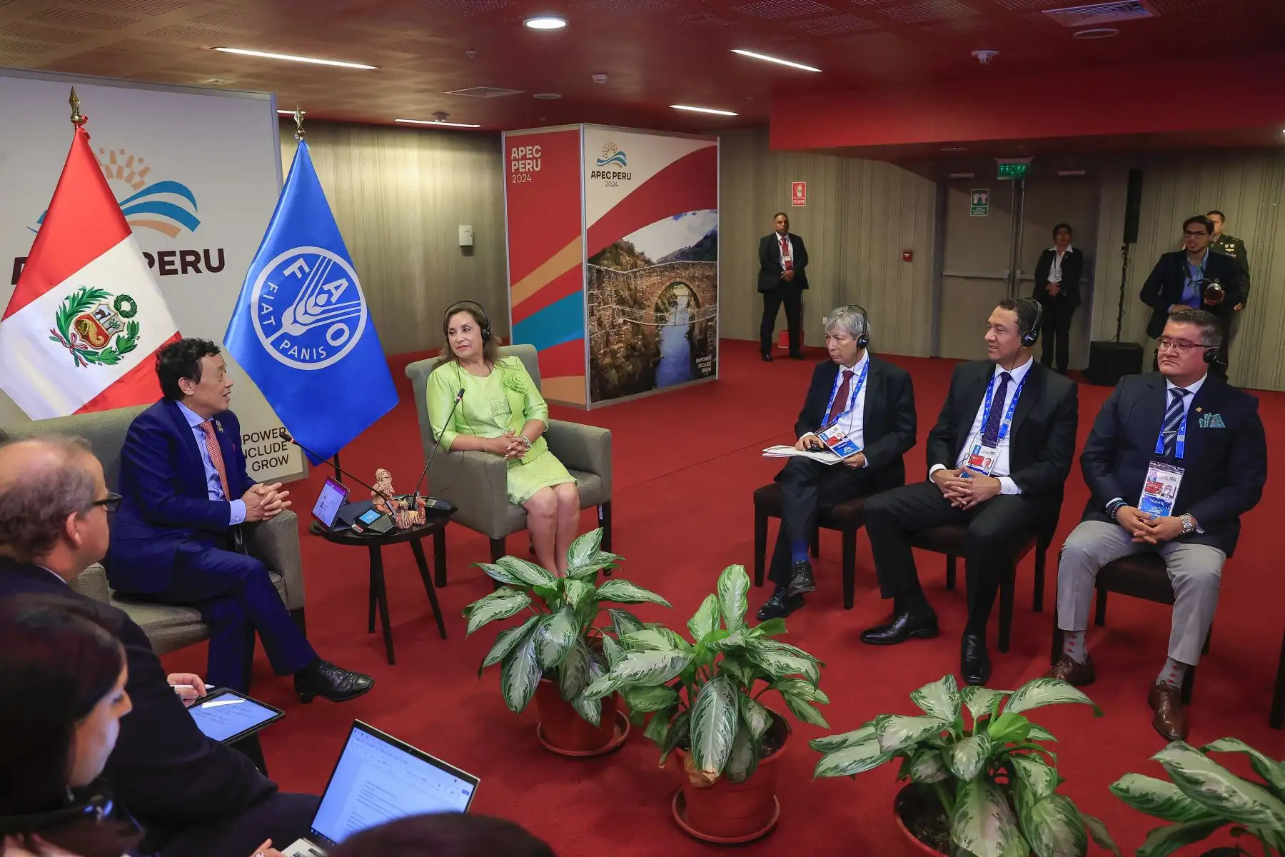 La líder de la economía peruana, Dina Ercilia Boluarte Zegarra sostuvo una reunión con el director general de la Organización de las Naciones Unidas para la Alimentación y la Agricultura, Sr. QU Dongyu a quien expresó su agradecimiento por el trabajo conjunto para la adopción de los "Principios de Trujillo que buscan prevenir y reducir la pérdida y desperdicio de alimentos en la región Asia- Pacífico". Foto: ANDINA/ Prensa Presidencia