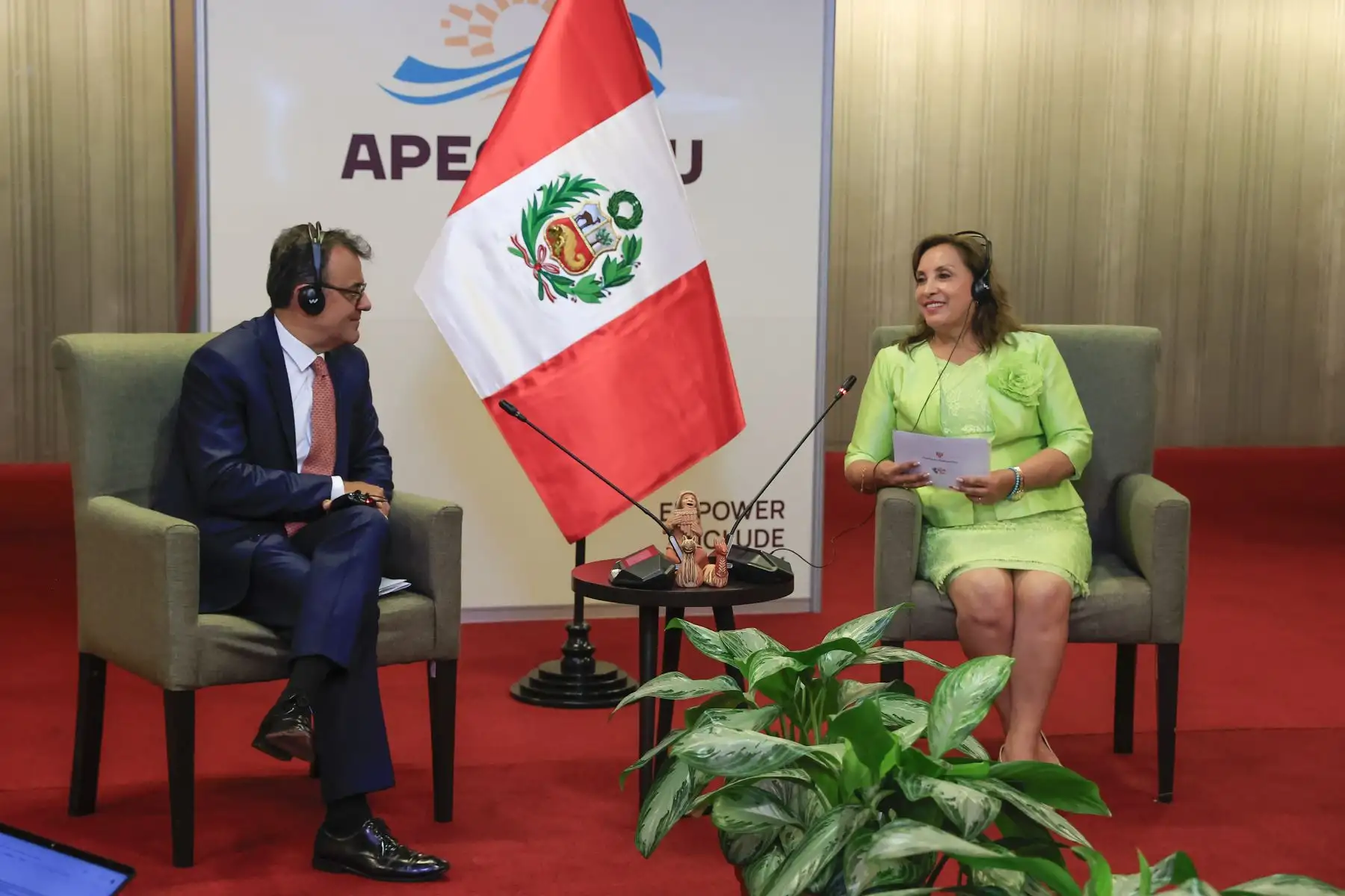 Encuentro bilateral entre la Señora presidenta de la república, Dina Boluarte Zegarra, y el Vicepresidente Global de Google para asuntos de Gobierno y Políticas Públicas, Señor Karan Bhatia, en el marco de la Cumbre de Líderes APEC PERÚ 2024. Foto: ANDINA/ Prensa Presidencia