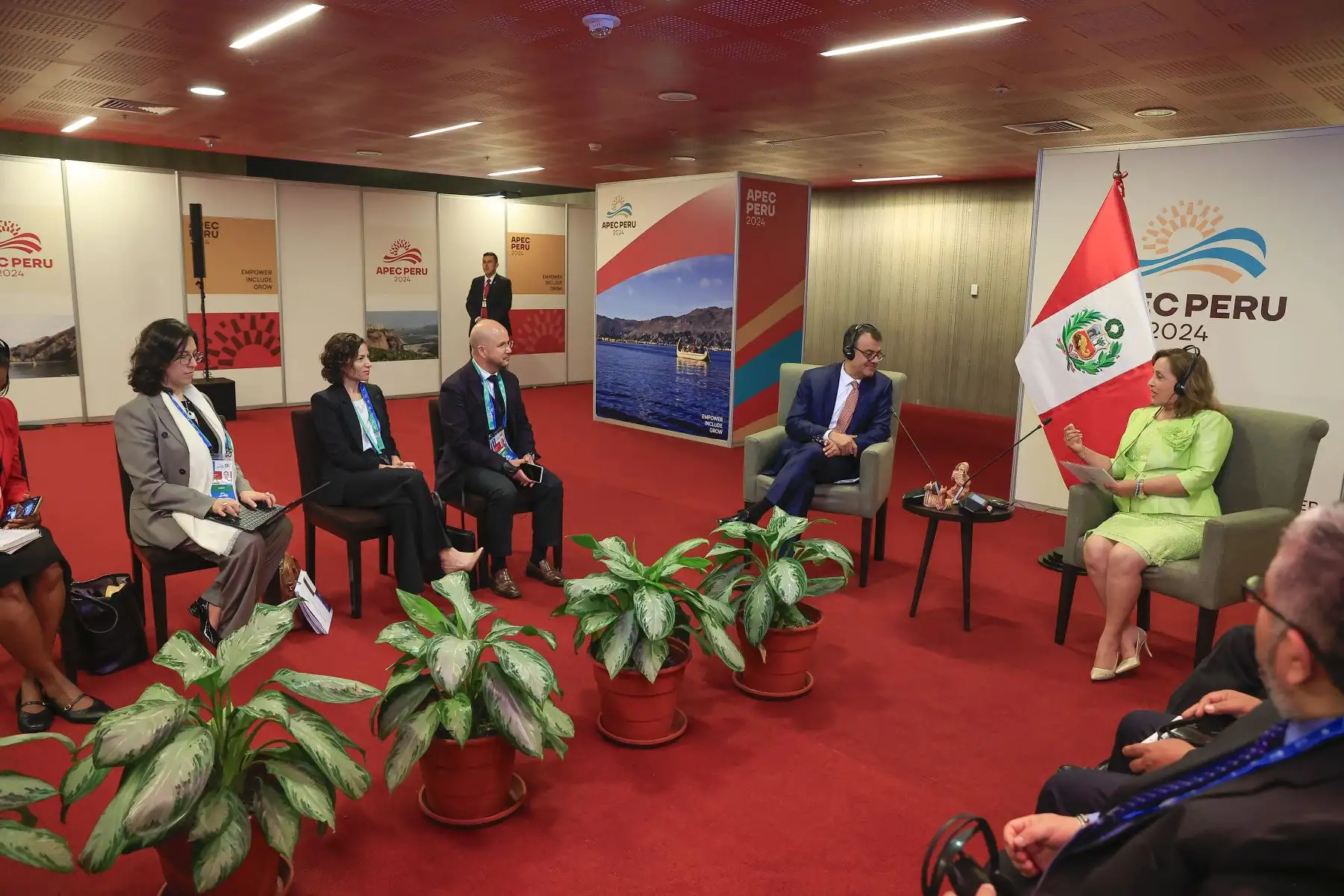 Encuentro bilateral entre la Señora presidenta de la república, Dina Boluarte Zegarra, y el CEO de TIK TOK, Señor Shou Chew, en el marco de la Cumbre de Líderes APEC PERÚ 2024. Foto: ANDINA/ Prensa Presidencia
