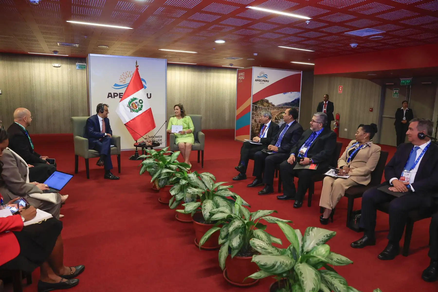 Encuentro bilateral entre la Señora presidenta de la república, Dina Boluarte Zegarra, y el Vicepresidente Global de Google para asuntos de Gobierno y Políticas Públicas, Señor Karan Bhatia, en el marco de la Cumbre de Líderes APEC PERÚ 2024. Foto: ANDINA/ Prensa Presidencia
