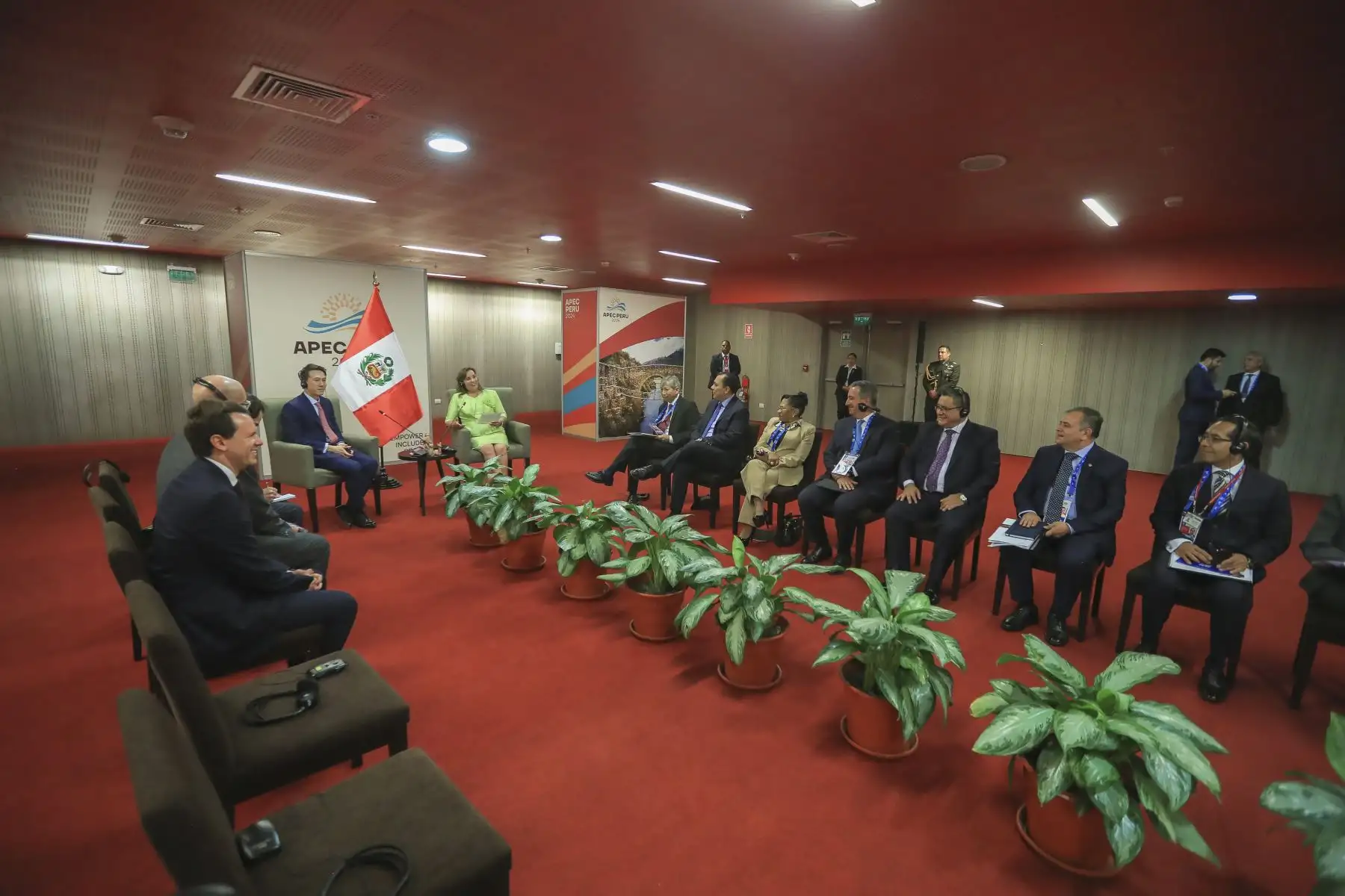 Encuentro bilateral entre la presidenta de la república, Dina Boluarte Zegarra, y el CEO de TIK TOK, Shou Chew, en el marco de la Cumbre de Líderes APEC PERÚ 2024. Foto: ANDINA/ Prensa Presidencia