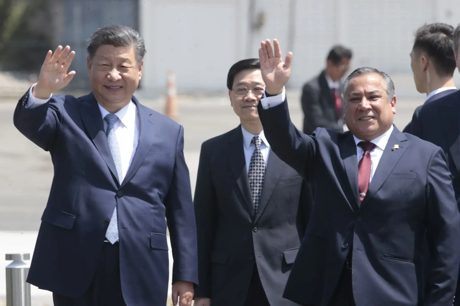 Presidente de China Xi Jinping es recibido por el Primer Ministro Gustavo Adrianzén a su llegada a nuestro país para participar en la Cumbre APEC Perú 2024. Foto: ANDINA/Vidal Tarqui