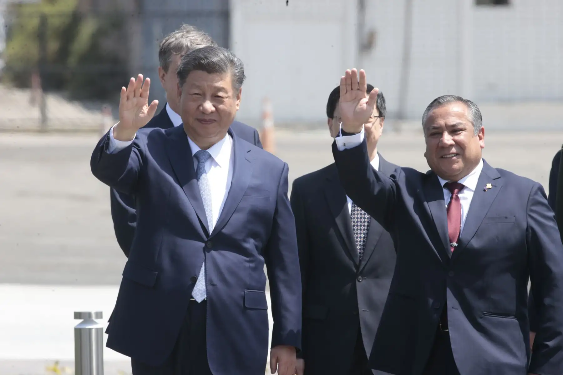 Presidente de China Xi Jinping es recibido por el Primer Ministro Gustavo Adrianzén a su llegada a nuestro país para participar en la Cumbre APEC Perú 2024. Foto: ANDINA/Vidal Tarqui