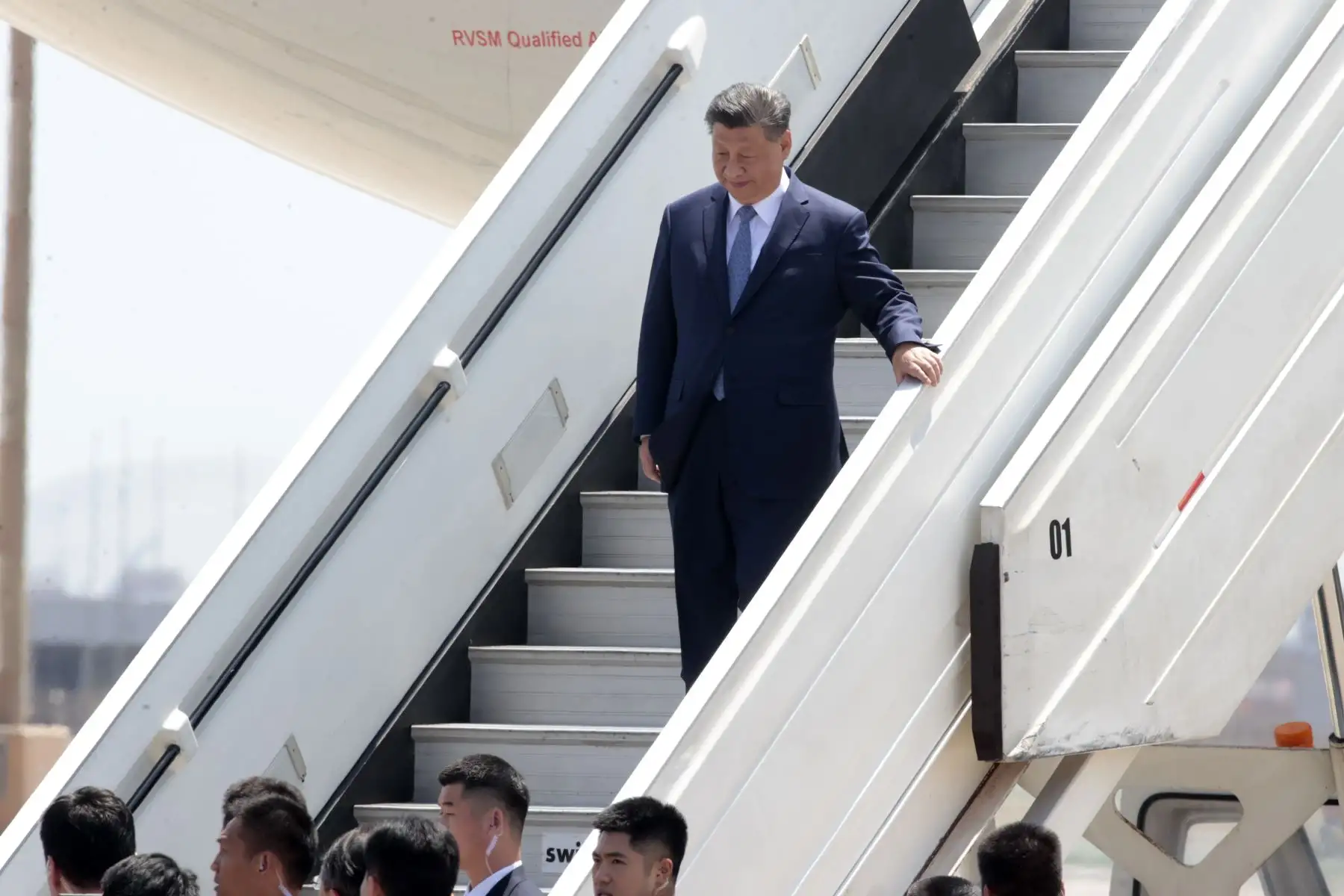 Presidente de China Xi Jinping es recibido por el Primer Ministro Gustavo Adrianzén a su llegada a nuestro país para participar en la Cumbre APEC Perú 2024. Foto: ANDINA/Vidal Tarqui