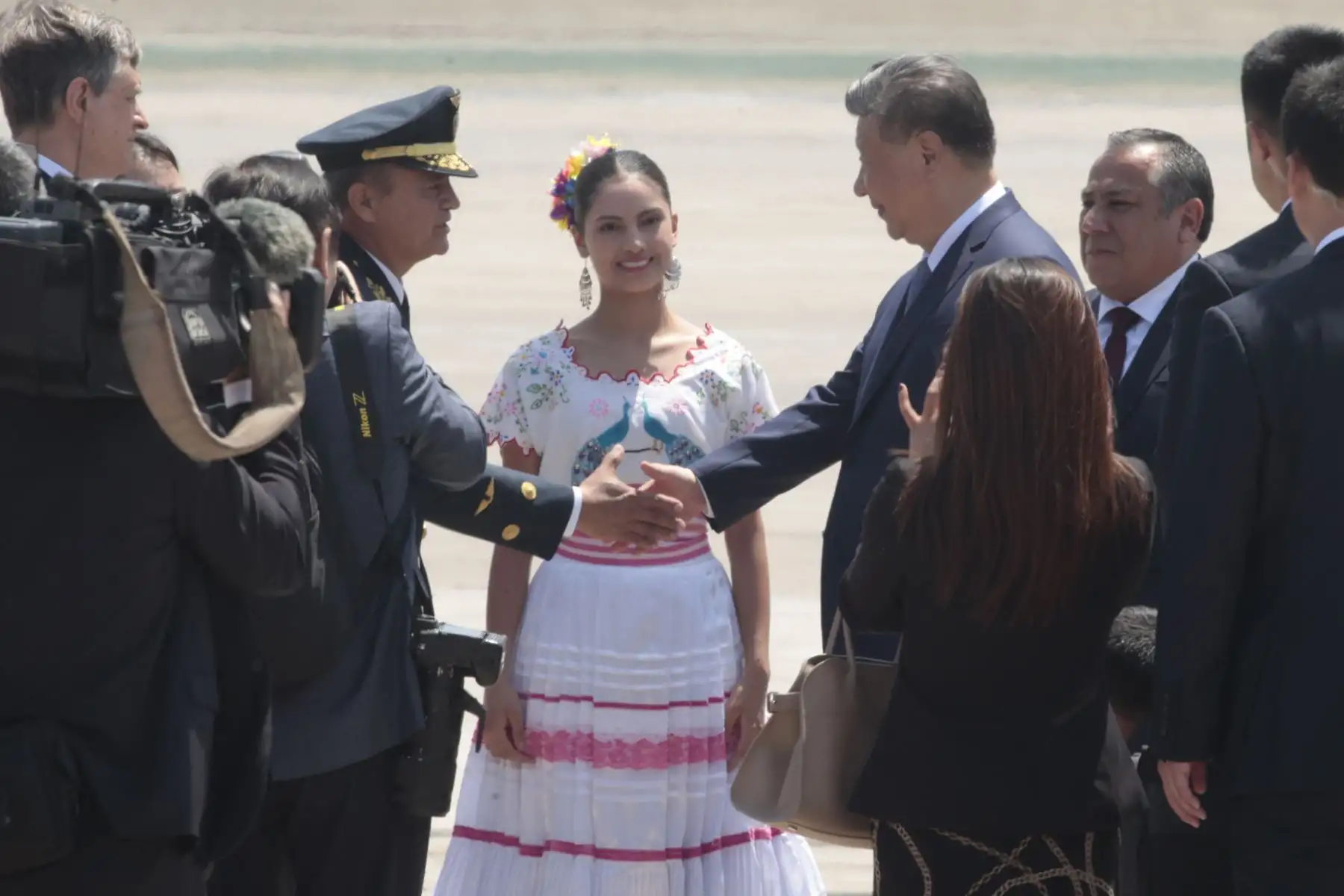 Presidente de China Xi Jinping es recibido por el Primer Ministro Gustavo Adrianzén a su llegada a nuestro país para participar en la Cumbre APEC Perú 2024. Foto: ANDINA/Vidal Tarqui