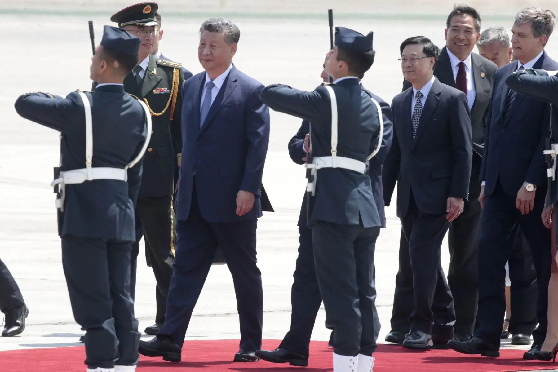 Presidente de China Xi Jinping es recibido por el Primer Ministro Gustavo Adrianzén a su llegada a nuestro país para participar en la Cumbre APEC Perú 2024. Foto: ANDINA/Vidal Tarqui