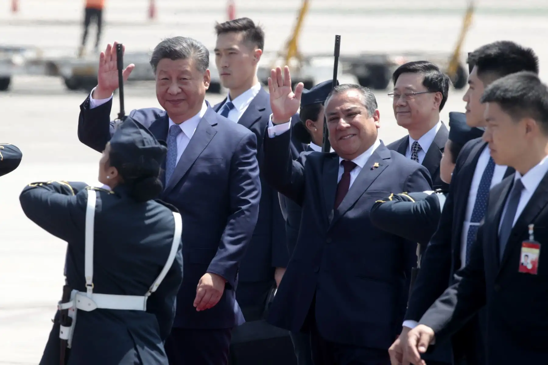Presidente de China Xi Jinping es recibido por el Primer Ministro Gustavo Adrianzén a su llegada a nuestro país para participar en la Cumbre APEC Perú 2024. Foto: ANDINA/Vidal Tarqui