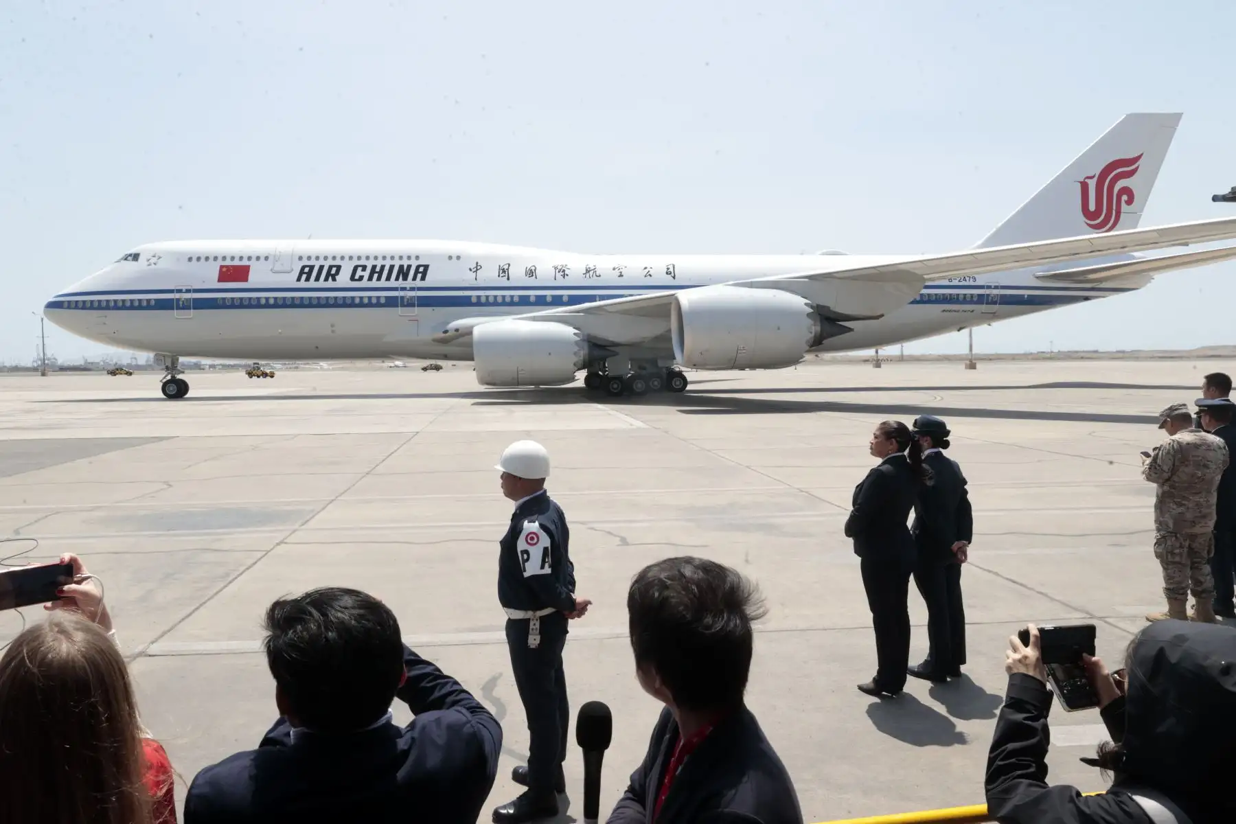 Presidente de China Xi Jinping es recibido por el Primer Ministro Gustavo Adrianzén a su llegada a nuestro país para participar en la Cumbre APEC Perú 2024. Foto: ANDINA/Vidal Tarqui