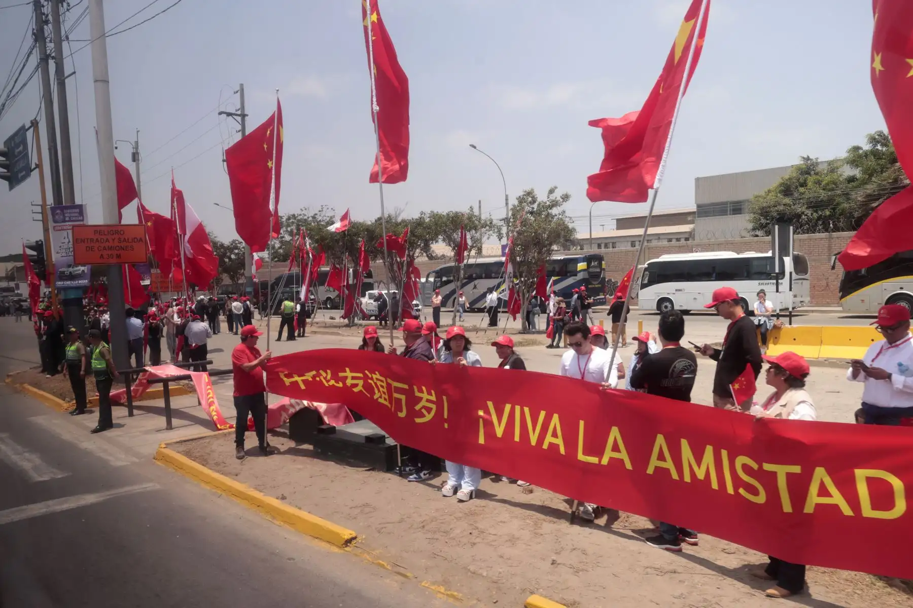 Presidente de China Xi Jinping es recibido por el Primer Ministro Gustavo Adrianzén a su llegada a nuestro país para participar en la Cumbre APEC Perú 2024. Foto: ANDINA/Vidal Tarqui