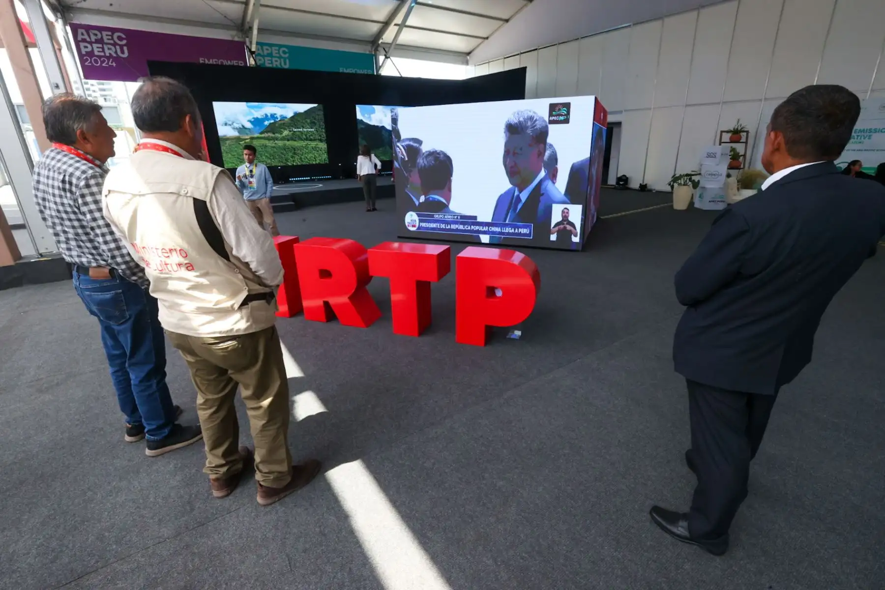 Prensa nacional e internacional realizan una cobertura extraordinaria en el marco de APEC 2024.

Foto: ANDINA/Juan Carlos Guzmán Negrini