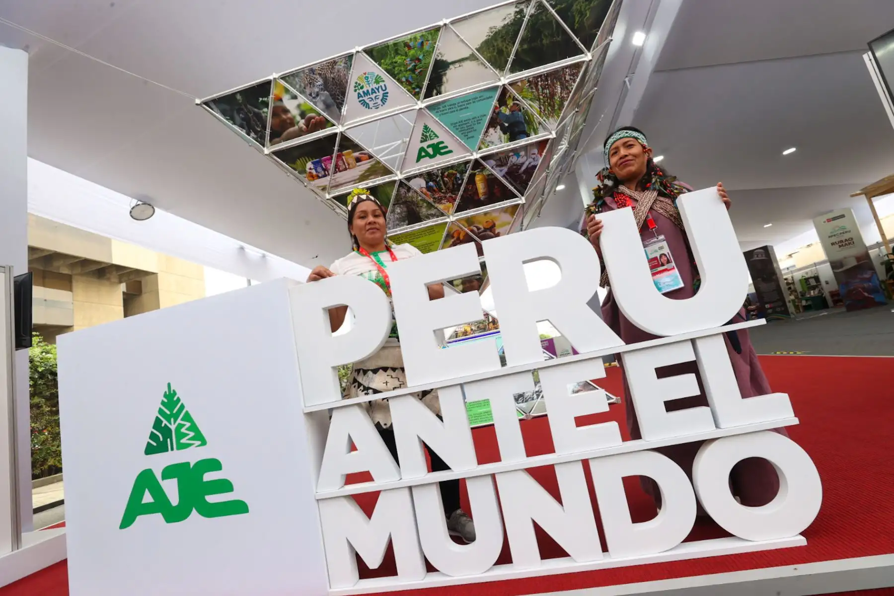 Locaciones y stands ubicados dentro del Museo de la Nación muestran la cultura peruana a los visitantes a través de su historia, arte y cultura en el marco de APEC 2024.

Foto: ANDINA/Juan Carlos Guzmán Negrini
