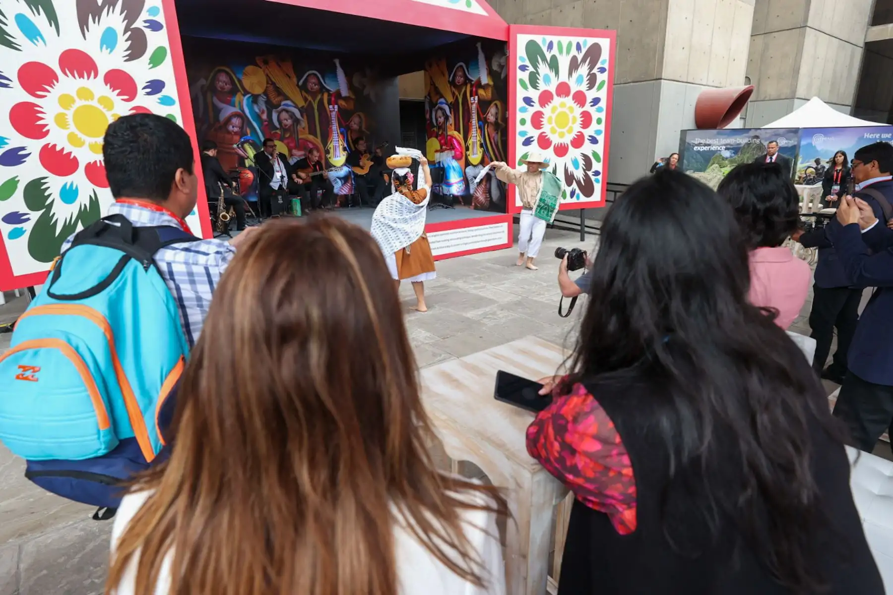 Locaciones y stands ubicados dentro del Museo de la Nación muestran la cultura peruana a los visitantes a través de su historia, arte y cultura en el marco de APEC 2024.

Foto: ANDINA/Juan Carlos Guzmán Negrini