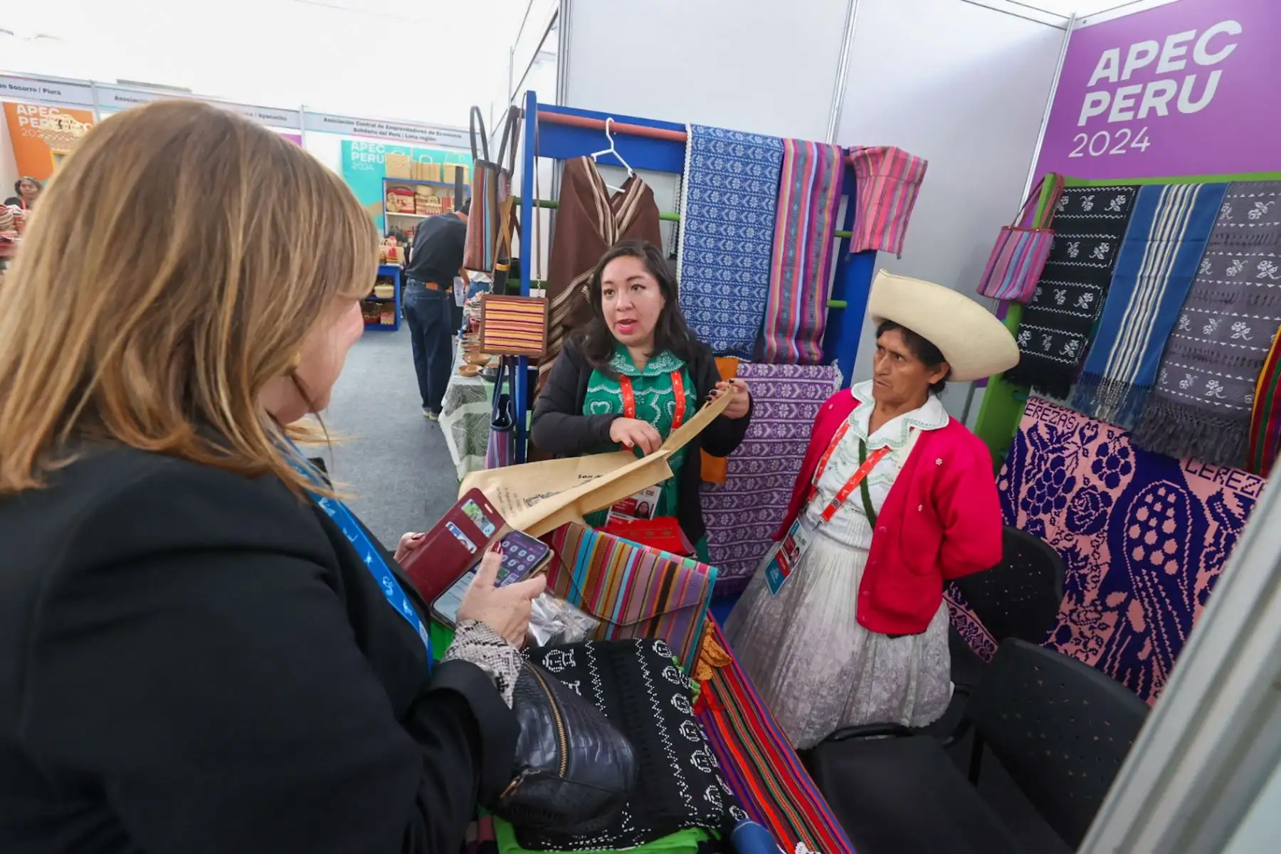 Locaciones y stands ubicados dentro del Museo de la Nación muestran la cultura peruana a los visitantes a través de su historia, arte y cultura en el marco de APEC 2024.

Foto: ANDINA/Juan Carlos Guzmán Negrini