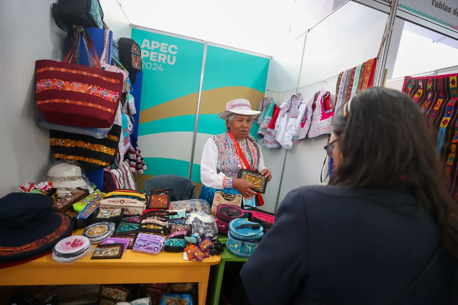 Locaciones y stands ubicados dentro del Museo de la Nación muestran la cultura peruana a los visitantes a través de su historia, arte y cultura en el marco de APEC 2024.

Foto: ANDINA/Juan Carlos Guzmán Negrini