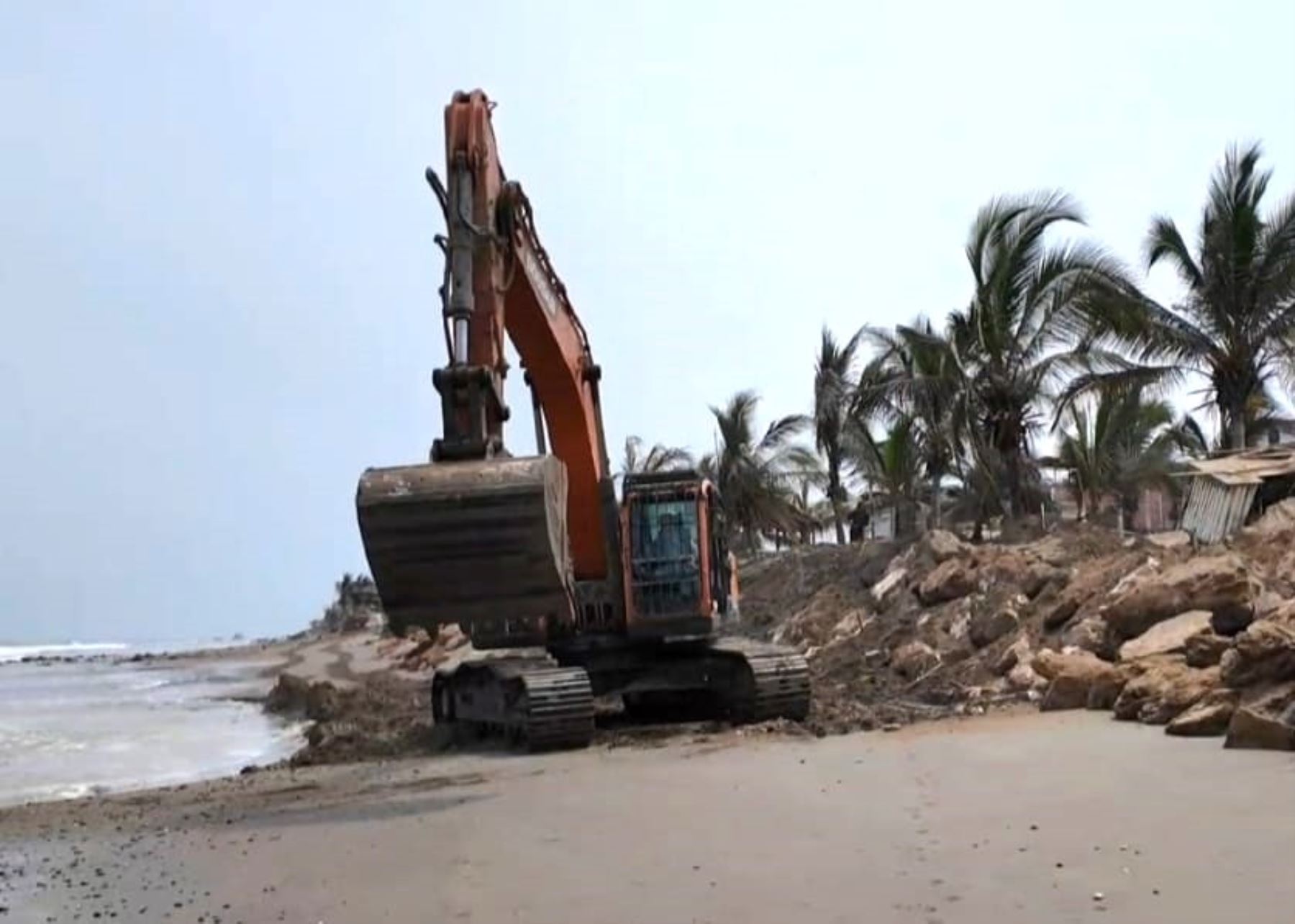 Con apoyo de maquinaria pesada del Gore Tumbes refuerzan el muro de contención para evitar que los oleajes anómalos cause daños en la playa Los Pinos de Zorritos. ANDINA/Difusión