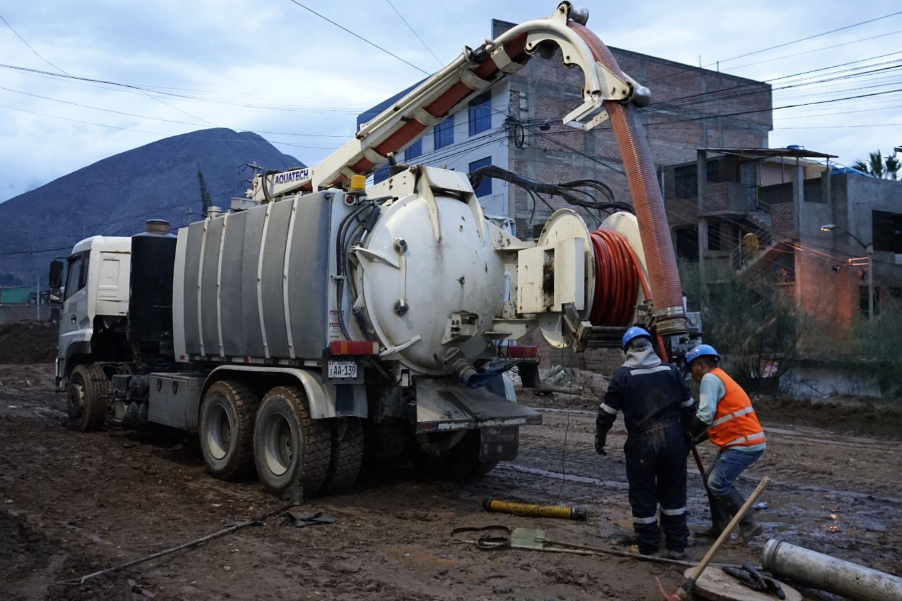 Tras huaicos en Amarilis, se ejecutan trabajos de mantenimiento de redes colectoras y buzones con equipo hidrojet. Foto: ANDINA/OTASS