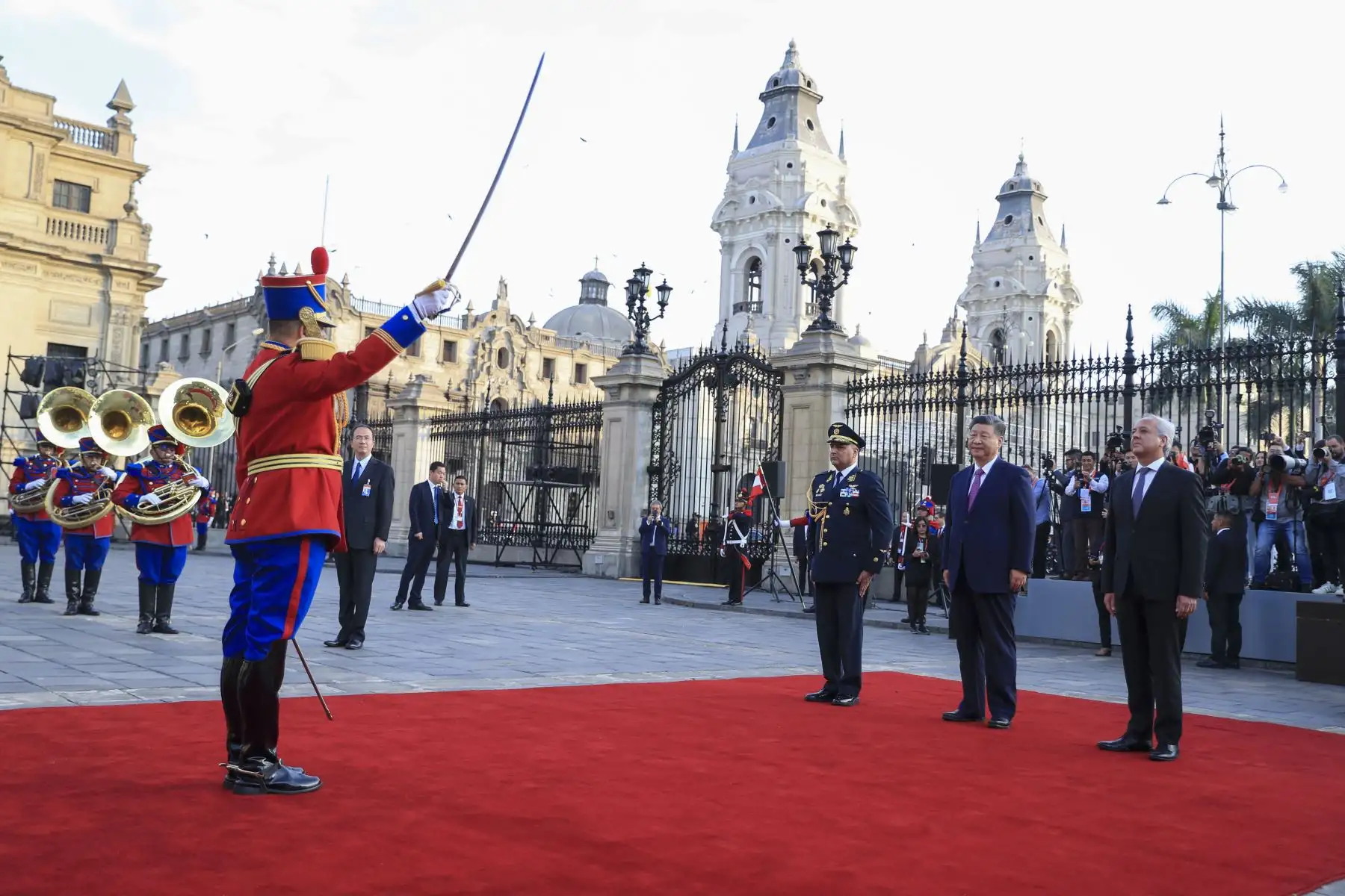 La presidenta de la república, Dina Ercilia Boluarte Zegarra, recibe al presidente de la República Popular China, Xi Jinping, tras la reciente visita de la presidenta Dina Boluarte a dicho país. El mandatario de China participará en las actividades oficiales de su visita de Estado y en la Semana de Líderes Económicos de APEC Perú 2024. Foto: ANDINA/Prensa Presidencia