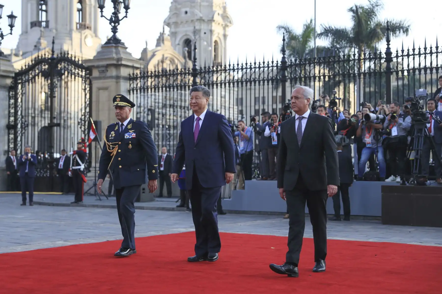 La presidenta de la república, Dina Ercilia Boluarte Zegarra, recibe al presidente de la República Popular China, Xi Jinping, tras la reciente visita de la presidenta Dina Boluarte a dicho país. El mandatario de China participará en las actividades oficiales de su visita de Estado y en la Semana de Líderes Económicos de APEC Perú 2024. Foto: ANDINA/Prensa Presidencia