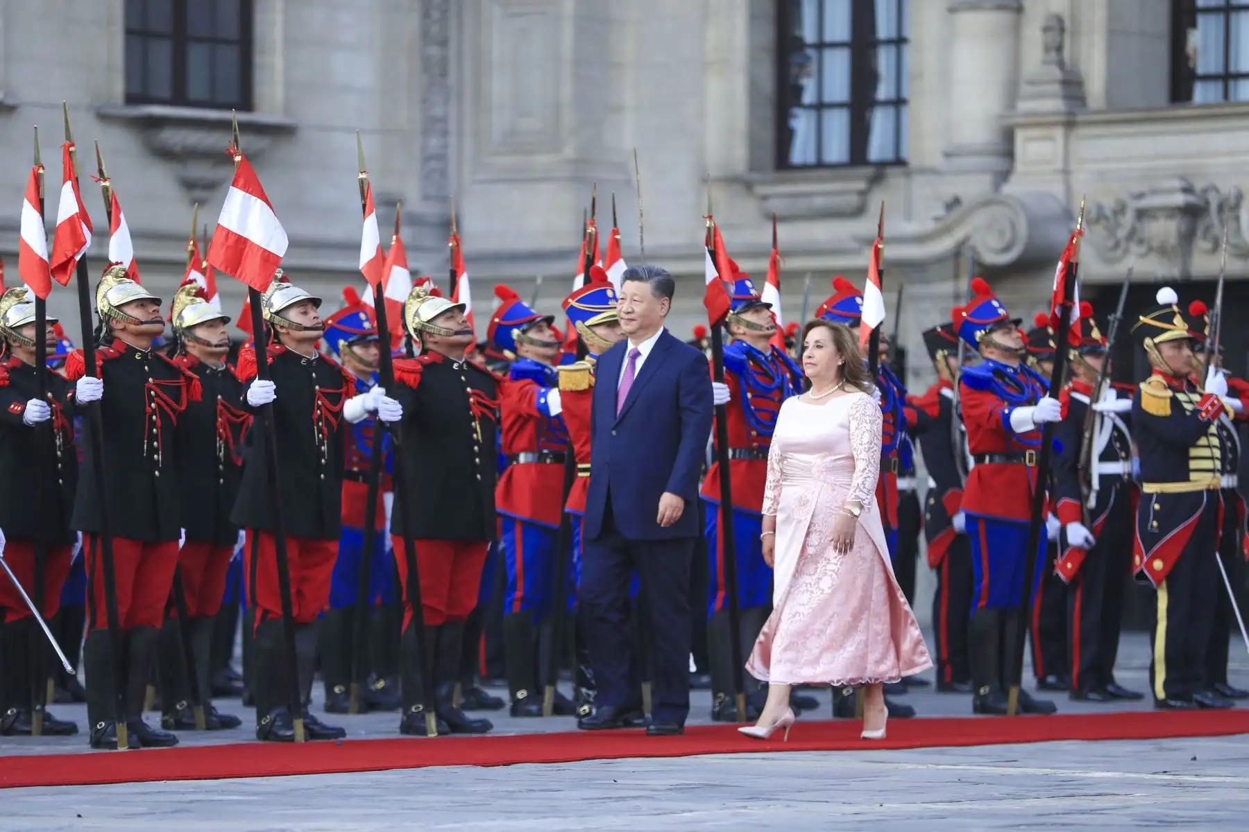 La presidenta de la república, Dina Ercilia Boluarte Zegarra, recibe al presidente de la República Popular China, Xi Jinping, tras la reciente visita de la presidenta Dina Boluarte a dicho país. El mandatario de China participará en las actividades oficiales de su visita de Estado y en la Semana de Líderes Económicos de APEC Perú 2024. Foto: ANDINA/Prensa Presidencia