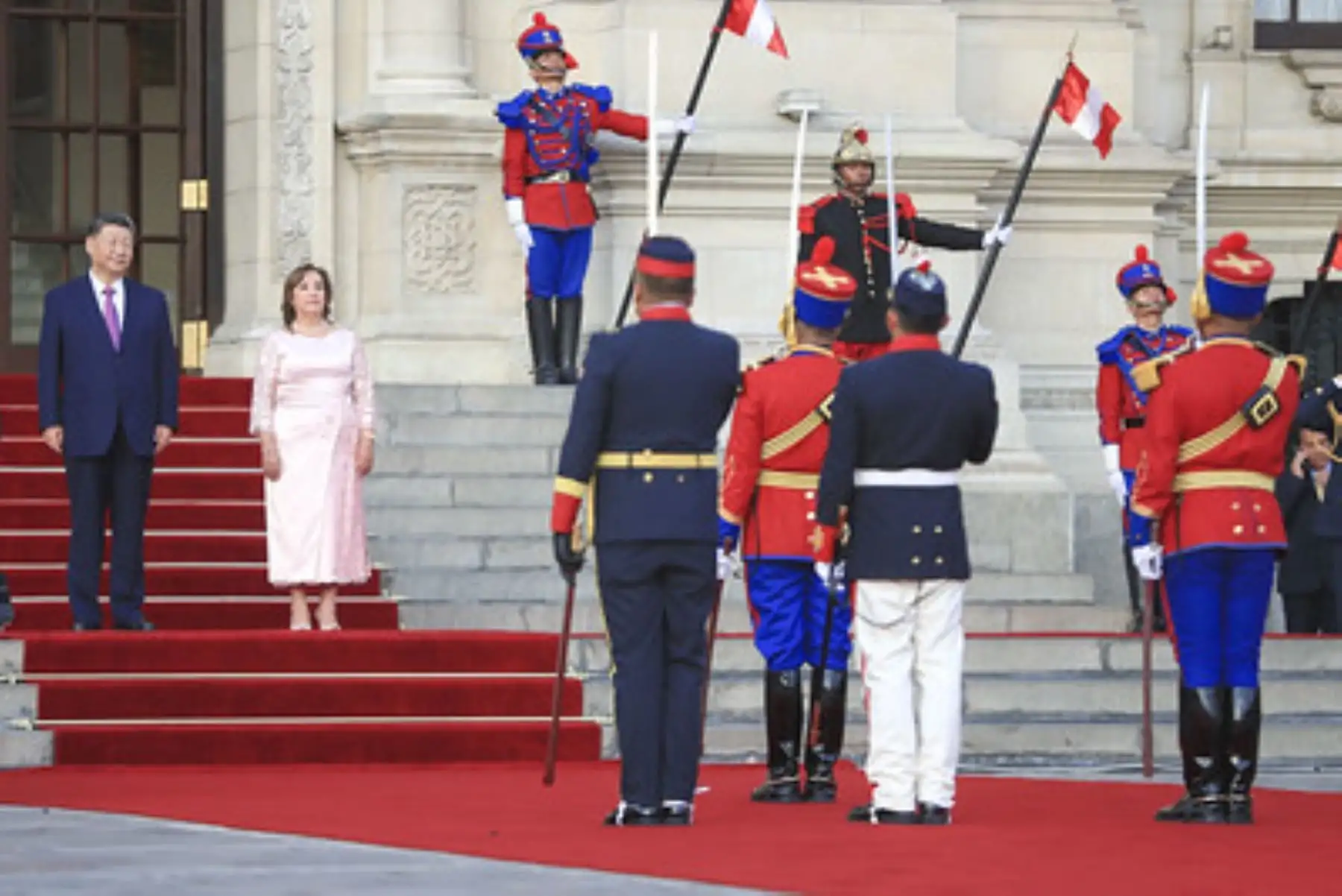 La presidenta de la república, Dina Ercilia Boluarte Zegarra, recibe al presidente de la República Popular China, Xi Jinping, tras la reciente visita de la presidenta Dina Boluarte a dicho país. El mandatario de China participará en las actividades oficiales de su visita de Estado y en la Semana de Líderes Económicos de APEC Perú 2024. Foto: ANDINA/Prensa Presidencia