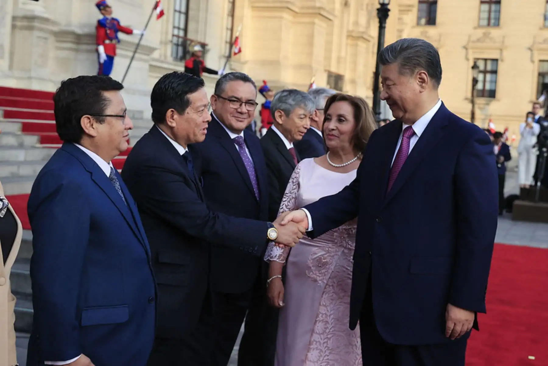 La presidenta de la república, Dina Ercilia Boluarte Zegarra, recibe al presidente de la República Popular China, Xi Jinping, tras la reciente visita de la presidenta Dina Boluarte a dicho país. El mandatario de China participará en las actividades oficiales de su visita de Estado y en la Semana de Líderes Económicos de APEC Perú 2024. Foto: ANDINA/Prensa Presidencia