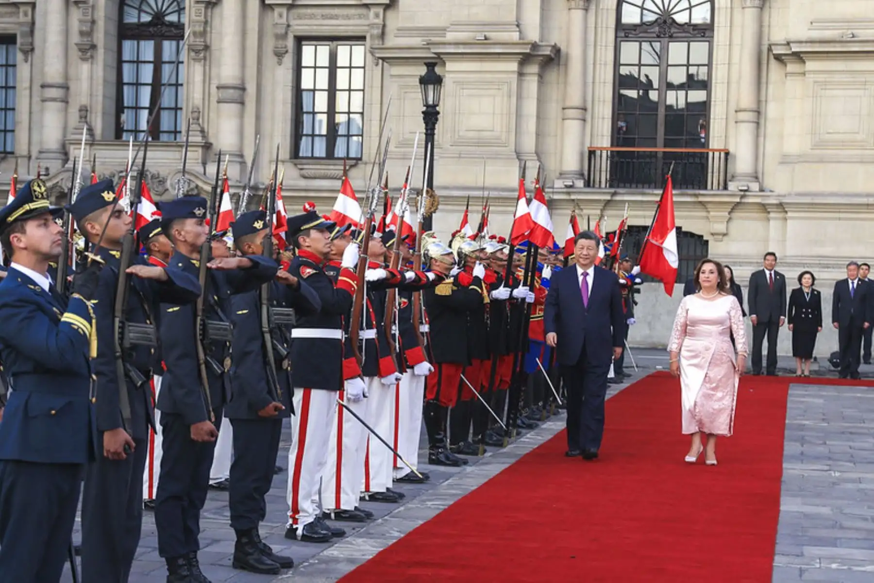 La presidenta de la república, Dina Ercilia Boluarte Zegarra, recibe al presidente de la República Popular China, Xi Jinping, tras la reciente visita de la presidenta Dina Boluarte a dicho país. El mandatario de China participará en las actividades oficiales de su visita de Estado y en la Semana de Líderes Económicos de APEC Perú 2024. Foto: ANDINA/Prensa Presidencia