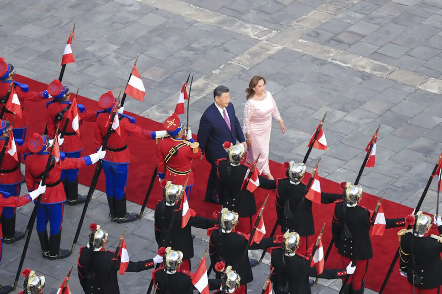 La presidenta de la república, Dina Ercilia Boluarte Zegarra, recibe al presidente de la República Popular China, Xi Jinping, tras la reciente visita de la presidenta Dina Boluarte a dicho país. El mandatario de China participará en las actividades oficiales de su visita de Estado y en la Semana de Líderes Económicos de APEC Perú 2024. Foto: ANDINA/Prensa Presidencia