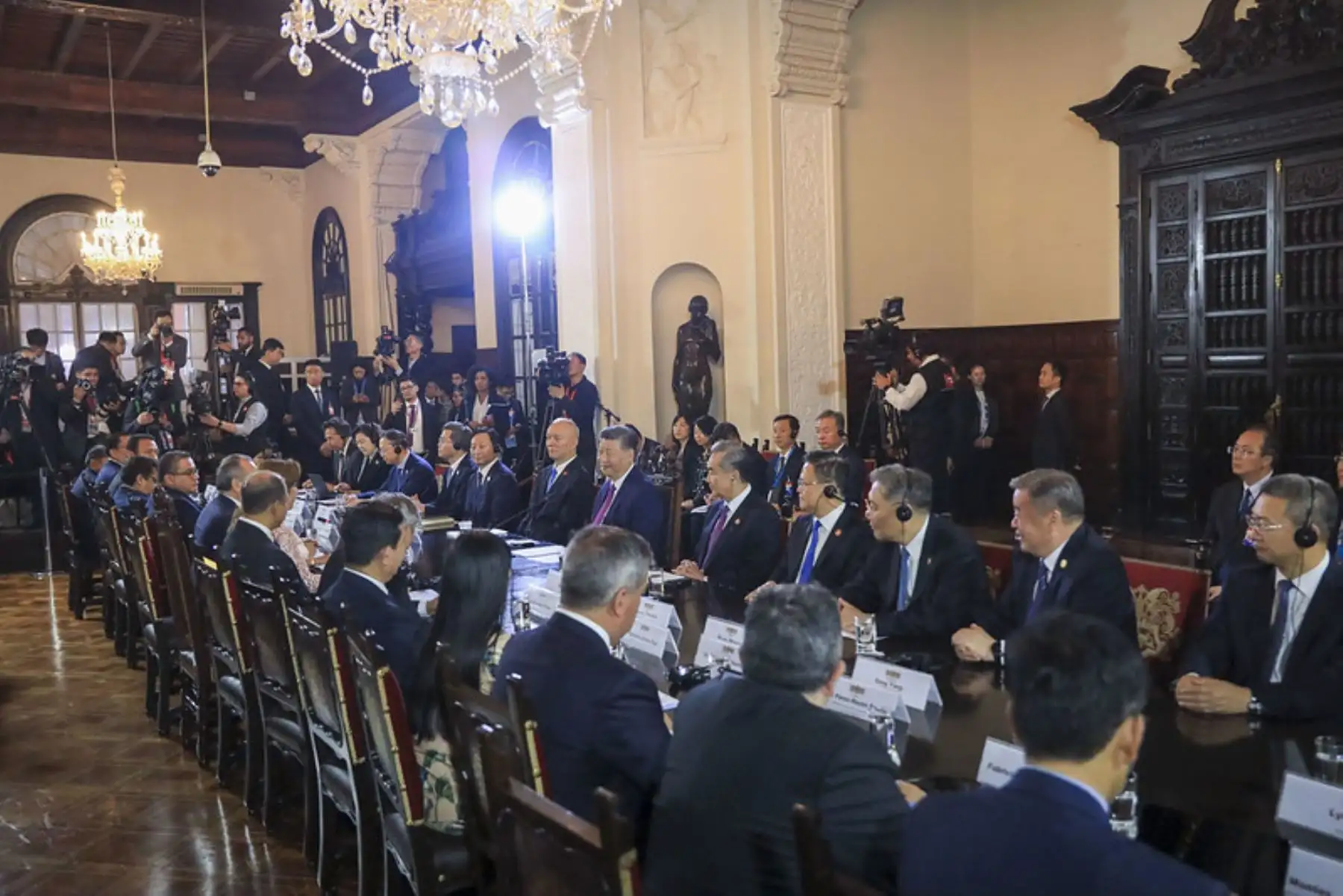 La presidenta de la república, Dina Ercilia Boluarte Zegarra, recibe al presidente de la República Popular China, Xi Jinping, tras la reciente visita de la presidenta Dina Boluarte a dicho país. El mandatario de China participará en las actividades oficiales de su visita de Estado y en la Semana de Líderes Económicos de APEC Perú 2024. Foto: ANDINA/Prensa Presidencia