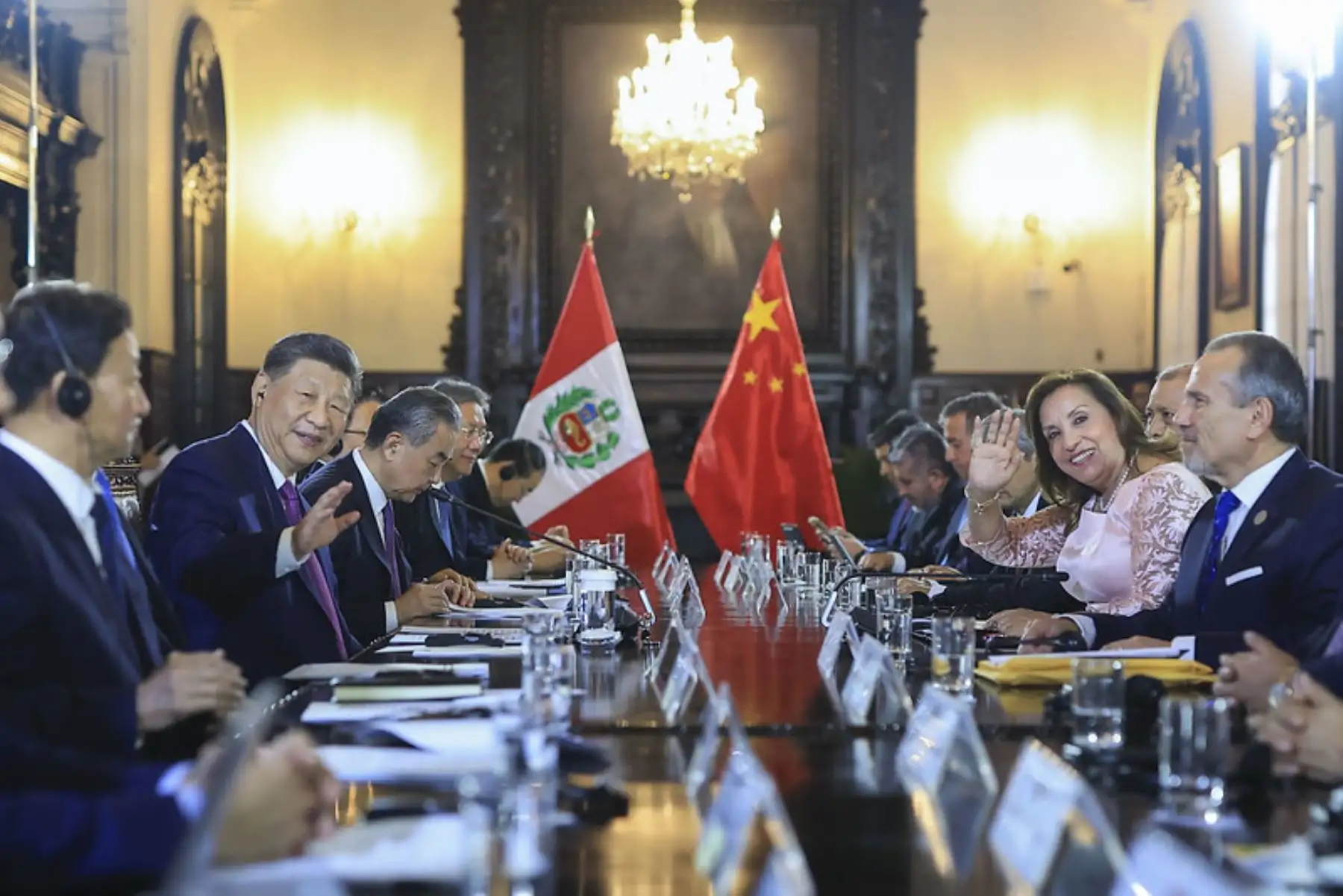 La presidenta de la república, Dina Ercilia Boluarte Zegarra, recibe al presidente de la República Popular China, Xi Jinping, tras la reciente visita de la presidenta Dina Boluarte a dicho país. El mandatario de China participará en las actividades oficiales de su visita de Estado y en la Semana de Líderes Económicos de APEC Perú 2024. Foto: ANDINA/Prensa Presidencia