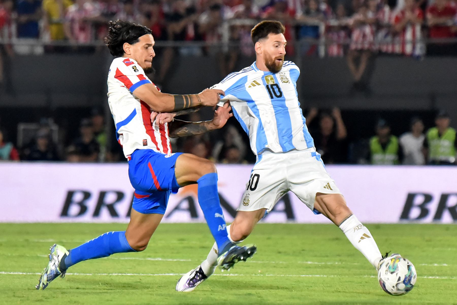 El defensor de Paraguay Gustavo Gómez y el delantero de Argentina Lionel Messi luchan por el balón durante el partido de fútbol de las eliminatorias sudamericanas de la Copa Mundial de la FIFA 2026 en el estadio Defensores del Chaco en Asunción el 14 de noviembre del 2024. Foto: AFP