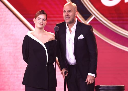 Nicole Zignago y su padre, Gian Marco, en la alfombra roja del Kaseya Center de Miami. Foto: AFP