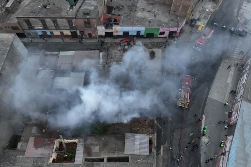 Incendio consume dos viviendas en el Rímac