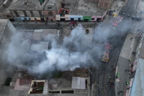 Cerca de nueve unidades de bomberos tratan de sofocar un incendio en el distrito del Rímac. Foto: ANDINA/Daniel Bracamonte