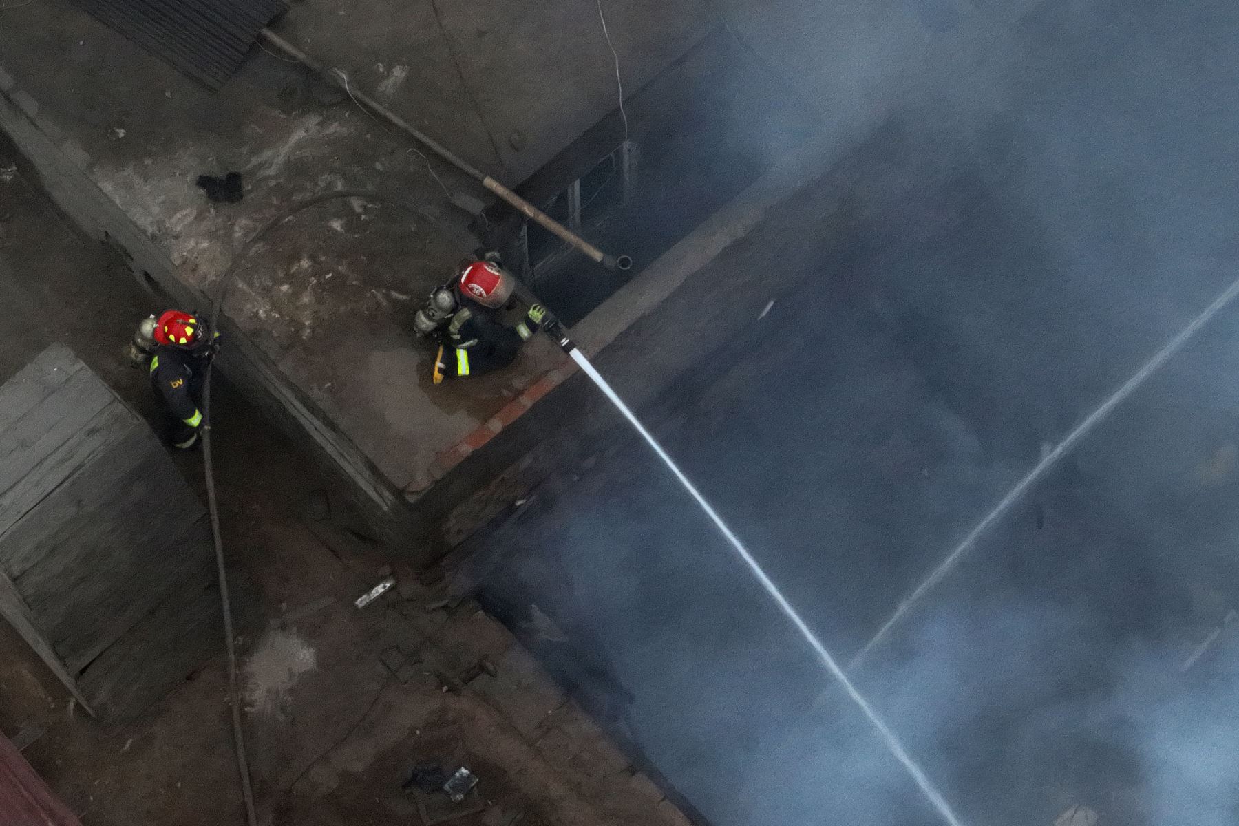 Cerca de nueve unidades de bomberos tratan de sofocar un incendio en el distrito del Rímac. Foto: ANDINA/Daniel Bracamonte