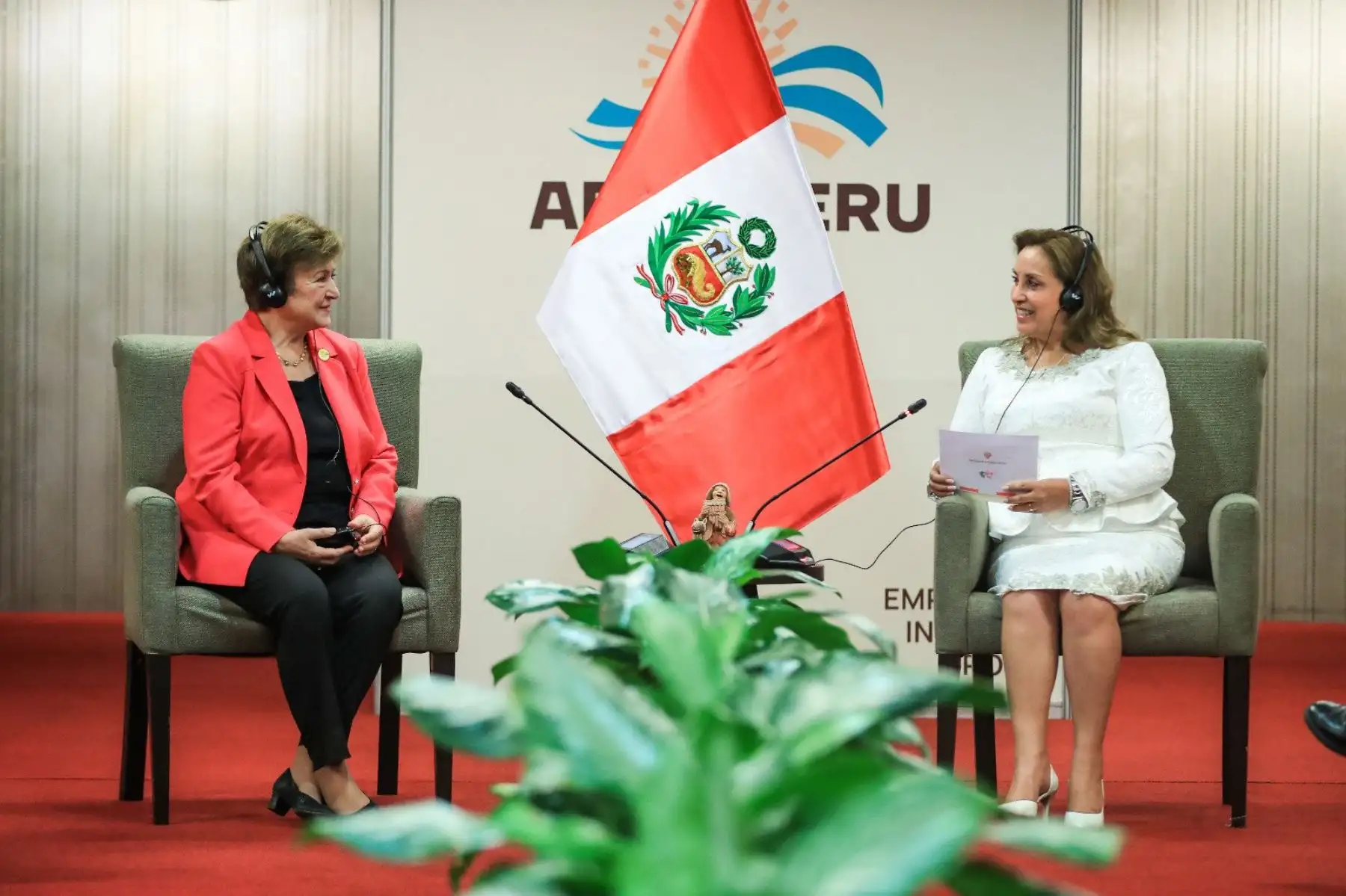 La líder económica del Perú, Dina Ercilia Boluarte Zegarra, continúa sus encuentros bilaterales en el marco de APEC Perú 2024 al reunirse con la directora gerente del Fondo Monetario Internacional, Kristalina Georgieva, a quien le ratificó el compromiso del Gobierno de mantener políticas macroeconómicas sólidas y promover al Perú como un país atractivo para las inversiones. Foto: ANDINA/Prensa Presidencia