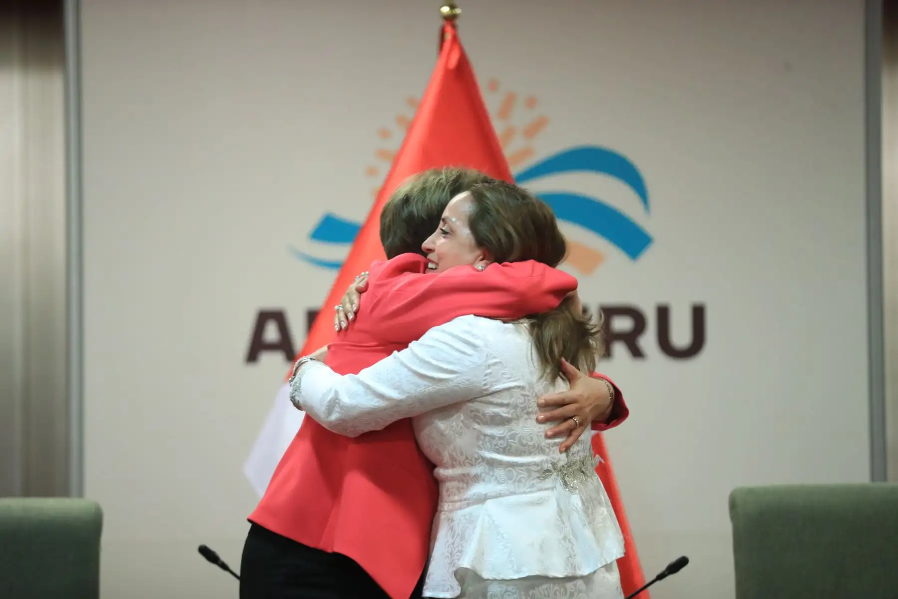 La líder económica del Perú, Dina Ercilia Boluarte Zegarra, continúa sus encuentros bilaterales en el marco de APEC Perú 2024 al reunirse con la directora gerente del Fondo Monetario Internacional, Kristalina Georgieva, a quien le ratificó el compromiso del Gobierno de mantener políticas macroeconómicas sólidas y promover al Perú como un país atractivo para las inversiones. Foto: ANDINA/Prensa Presidencia