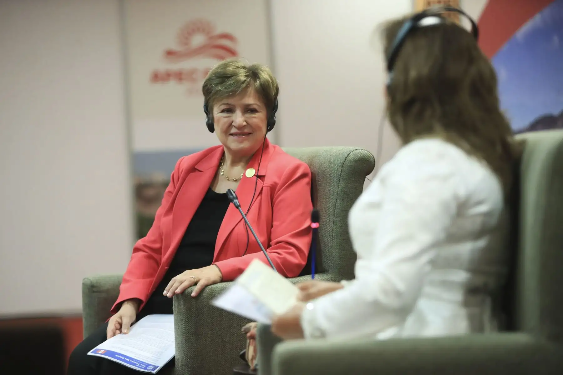 La líder económica del Perú, Dina Ercilia Boluarte Zegarra, continúa sus encuentros bilaterales en el marco de APEC Perú 2024 al reunirse con la directora gerente del Fondo Monetario Internacional, Kristalina Georgieva, a quien le ratificó el compromiso del Gobierno de mantener políticas macroeconómicas sólidas y promover al Perú como un país atractivo para las inversiones. Foto: ANDINA/Prensa Presidencia