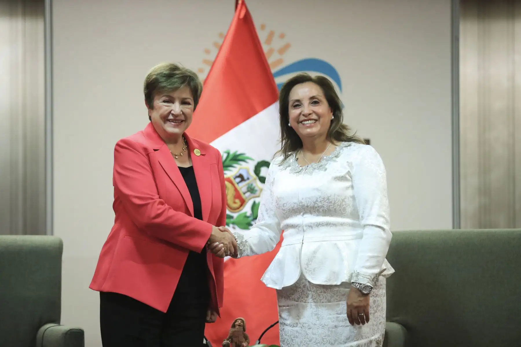 La líder económica del Perú, Dina Ercilia Boluarte Zegarra, continúa sus encuentros bilaterales en el marco de APEC Perú 2024 al reunirse con la directora gerente del Fondo Monetario Internacional, Kristalina Georgieva, a quien le ratificó el compromiso del Gobierno de mantener políticas macroeconómicas sólidas y promover al Perú como un país atractivo para las inversiones. Foto: ANDINA/Prensa Presidencia