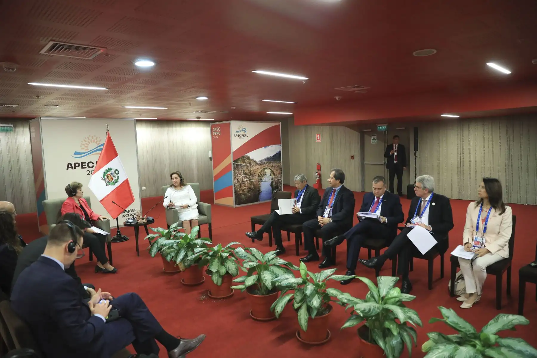 La líder económica del Perú, Dina Ercilia Boluarte Zegarra, continúa sus encuentros bilaterales en el marco de APEC Perú 2024 al reunirse con la directora gerente del Fondo Monetario Internacional, Kristalina Georgieva, a quien le ratificó el compromiso del Gobierno de mantener políticas macroeconómicas sólidas y promover al Perú como un país atractivo para las inversiones. Foto: ANDINA/Prensa Presidencia