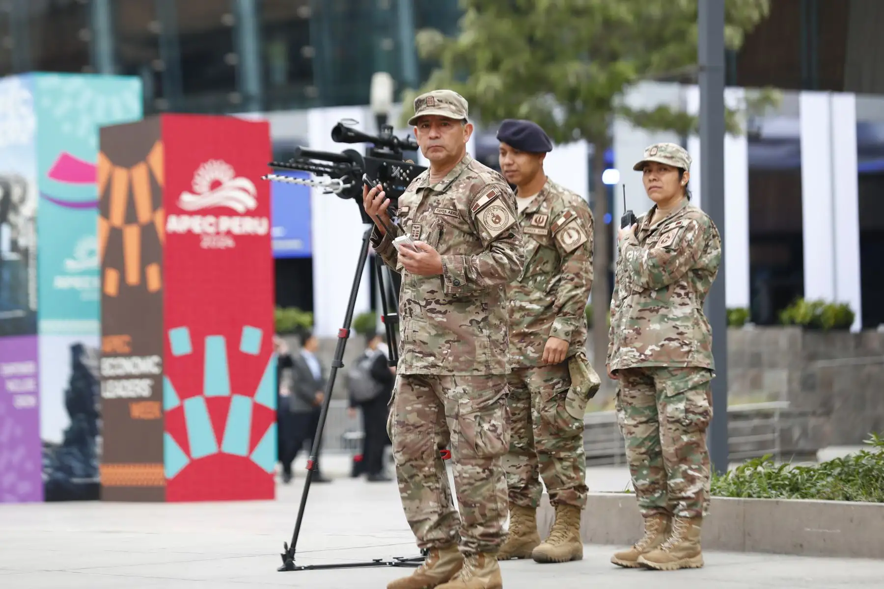Se refuerzan las medidas de seguridad por parte de las Fuerzas Armadas y la Policía Nacional en las inmediaciones del Centro de Convenciones de Lima y el Gran Teatro Nacional ante las reuniones de jefes de Estado durante la realización del Foro de Cooperación Económica Asia-Pacífico APEC Perú 2024 en la ciudad de Lima. Foto: ANDINA/Daniel Bracamonte