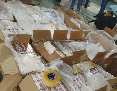 Autoridades incautaron cigarrillos de origen ilegal valorizados en más de S/ 207,000 que eran comercializados en varios establecimientos comerciales de la provincia de Arequipa. ANDINA/Difusión