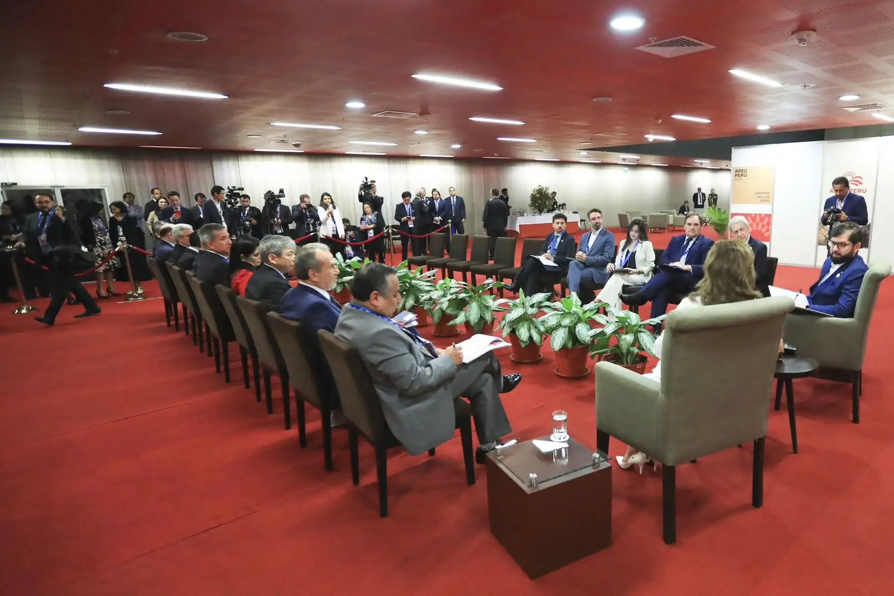 Reunión bilateral con el líder económico de Chile Gabriel Boric. Foto: ANDINA/Prensa Presidencia