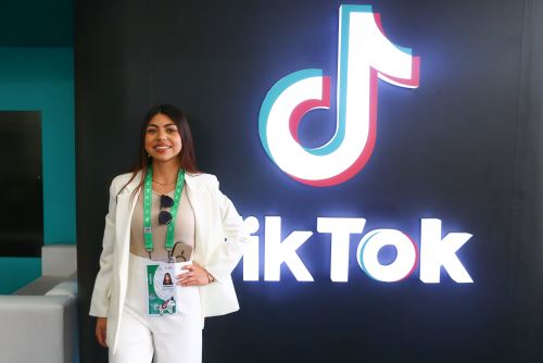 La peruana Paola Gallegos comparte su arte en caligrafía en TikTok. Foto: ANDINA/Eddy Ramos