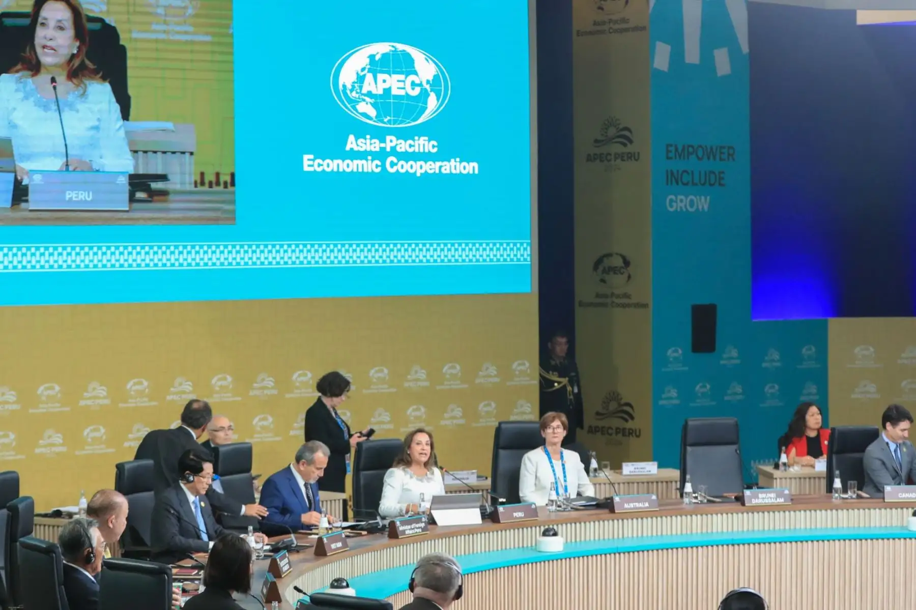 Las tres prioridades establecidas para este 2024 son esenciales para cumplir con los objetivos de APEC: para mejorar la eficacia de la cooperación económica y avanzar hacia un crecimiento sólido, equilibrado, sostenible e inclusivo", señaló la presidenta de la república, Dina Ercilia Boluarte Zegarra, en la inauguración del diálogo informal de líderes económicos APEC 2024.  Foto: ANDINA/Prensa Presidencia