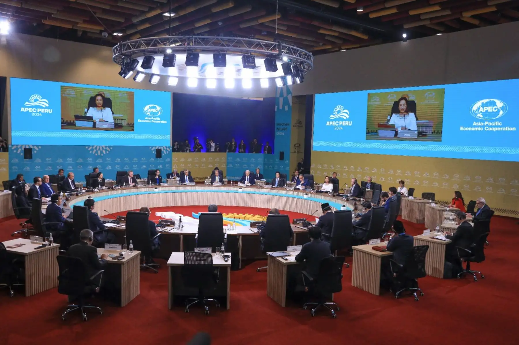 Las tres prioridades establecidas para este 2024 son esenciales para cumplir con los objetivos de APEC: para mejorar la eficacia de la cooperación económica y avanzar hacia un crecimiento sólido, equilibrado, sostenible e inclusivo", señaló la presidenta de la república, Dina Ercilia Boluarte Zegarra, en la inauguración del diálogo informal de líderes económicos APEC 2024.  Foto: ANDINA/Prensa Presidencia