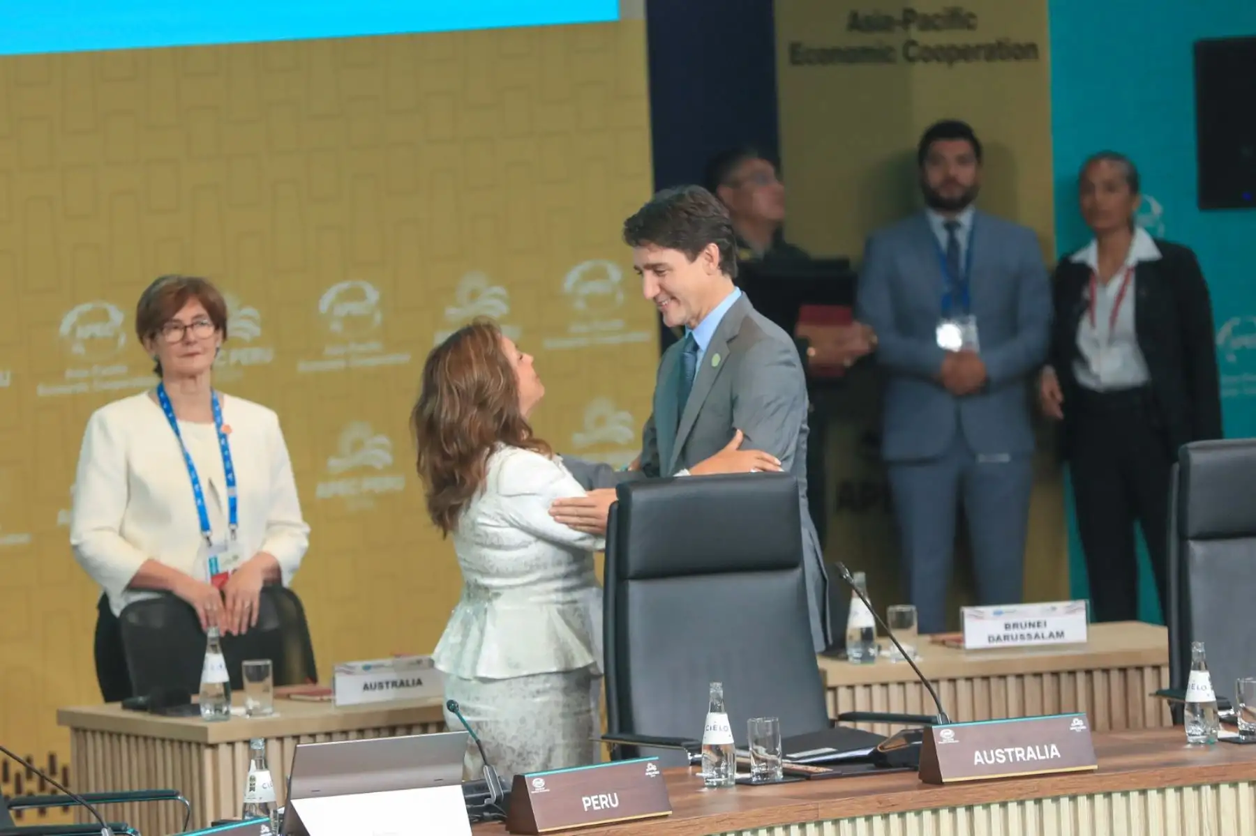 Las tres prioridades establecidas para este 2024 son esenciales para cumplir con los objetivos de APEC: para mejorar la eficacia de la cooperación económica y avanzar hacia un crecimiento sólido, equilibrado, sostenible e inclusivo", señaló la presidenta de la república, Dina Ercilia Boluarte Zegarra, en la inauguración del diálogo informal de líderes económicos APEC 2024.  Foto: ANDINA/Prensa Presidencia