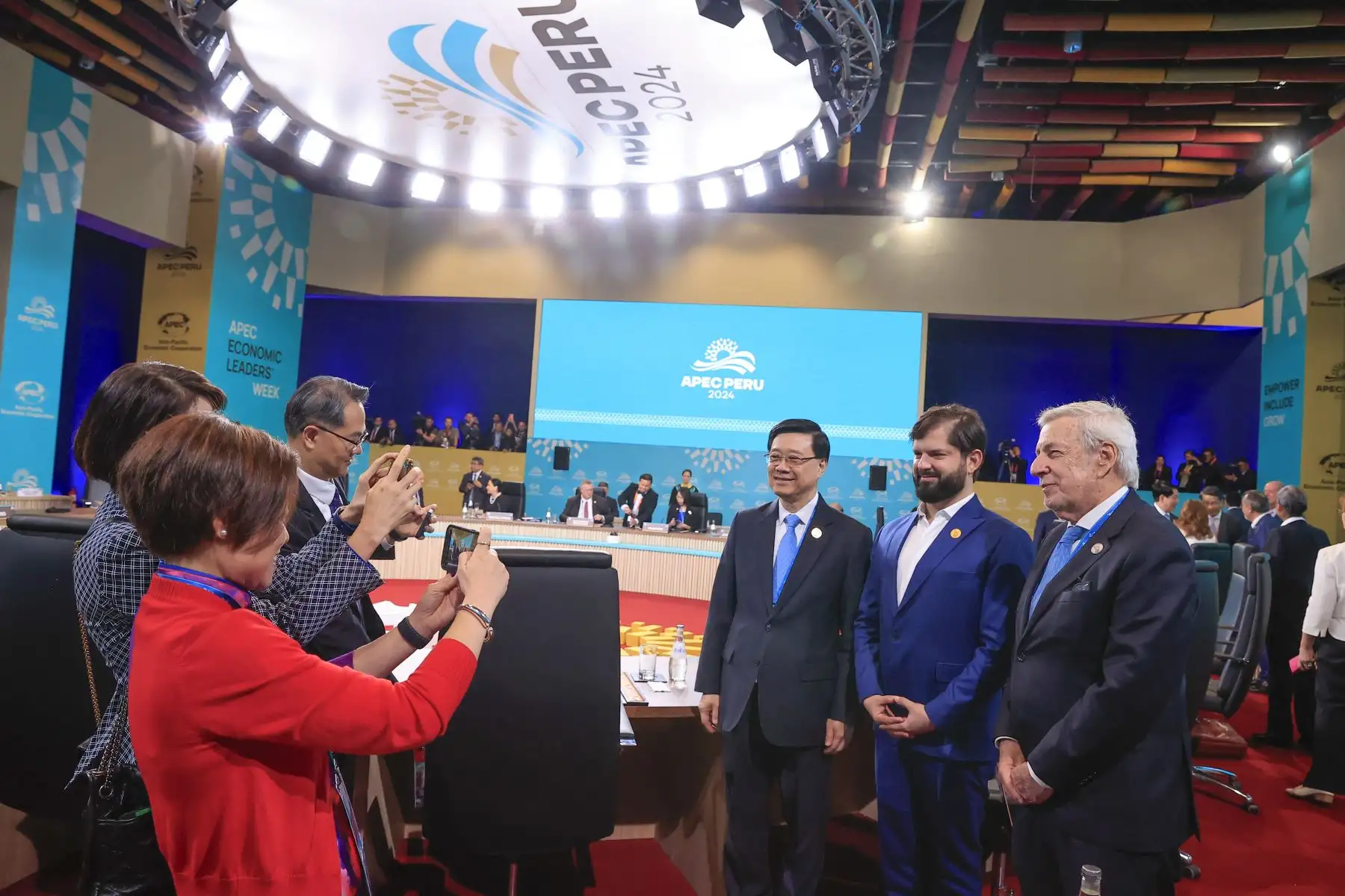 Las tres prioridades establecidas para este 2024 son esenciales para cumplir con los objetivos de APEC: para mejorar la eficacia de la cooperación económica y avanzar hacia un crecimiento sólido, equilibrado, sostenible e inclusivo", señaló la presidenta de la república, Dina Ercilia Boluarte Zegarra, en la inauguración del diálogo informal de líderes económicos APEC 2024.  Foto: ANDINA/Prensa Presidencia