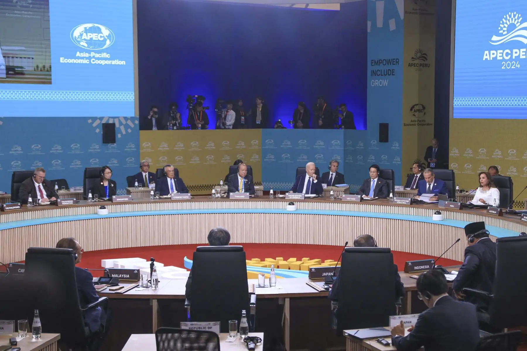 Las tres prioridades establecidas para este 2024 son esenciales para cumplir con los objetivos de APEC: para mejorar la eficacia de la cooperación económica y avanzar hacia un crecimiento sólido, equilibrado, sostenible e inclusivo", señaló la presidenta de la república, Dina Ercilia Boluarte Zegarra, en la inauguración del diálogo informal de líderes económicos APEC 2024.  Foto: ANDINA/Prensa Presidencia