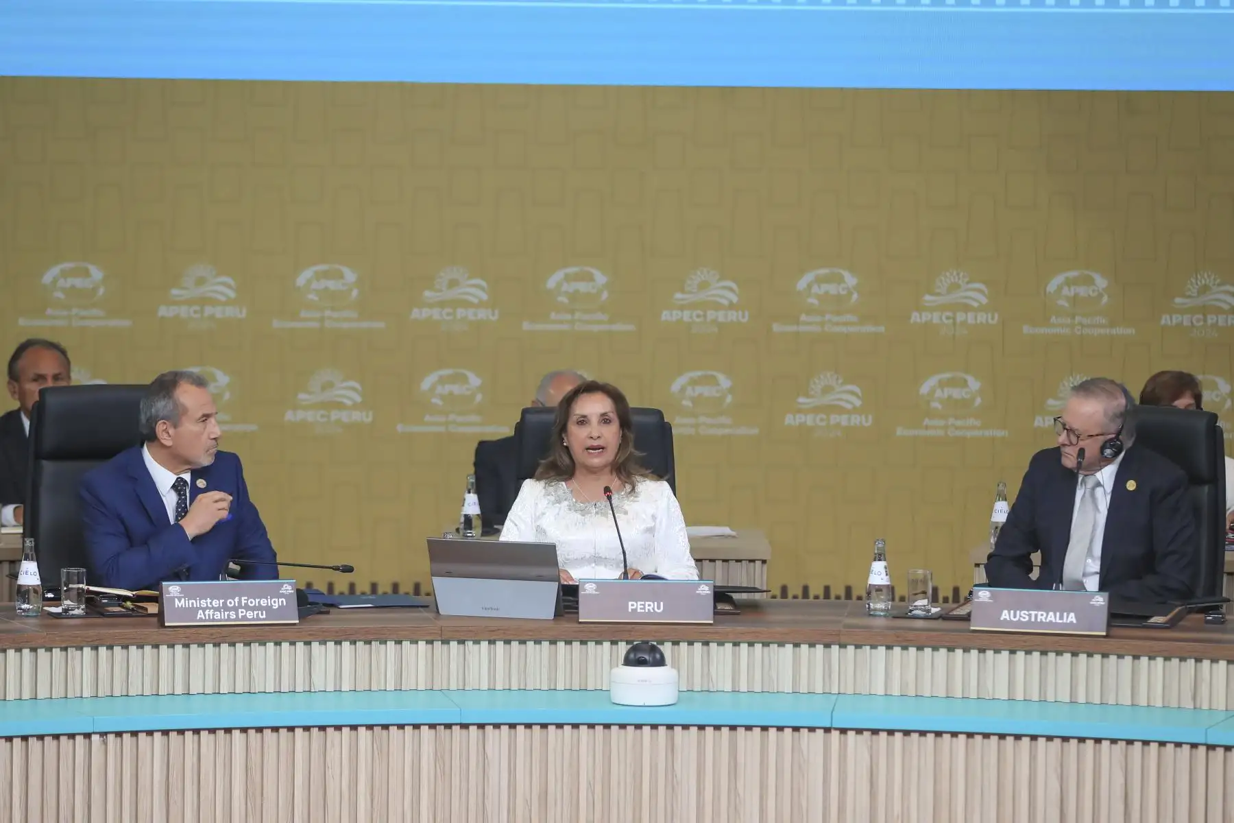Las tres prioridades establecidas para este 2024 son esenciales para cumplir con los objetivos de APEC: para mejorar la eficacia de la cooperación económica y avanzar hacia un crecimiento sólido, equilibrado, sostenible e inclusivo", señaló la presidenta de la república, Dina Ercilia Boluarte Zegarra, en la inauguración del diálogo informal de líderes económicos APEC 2024.  Foto: ANDINA/Prensa Presidencia